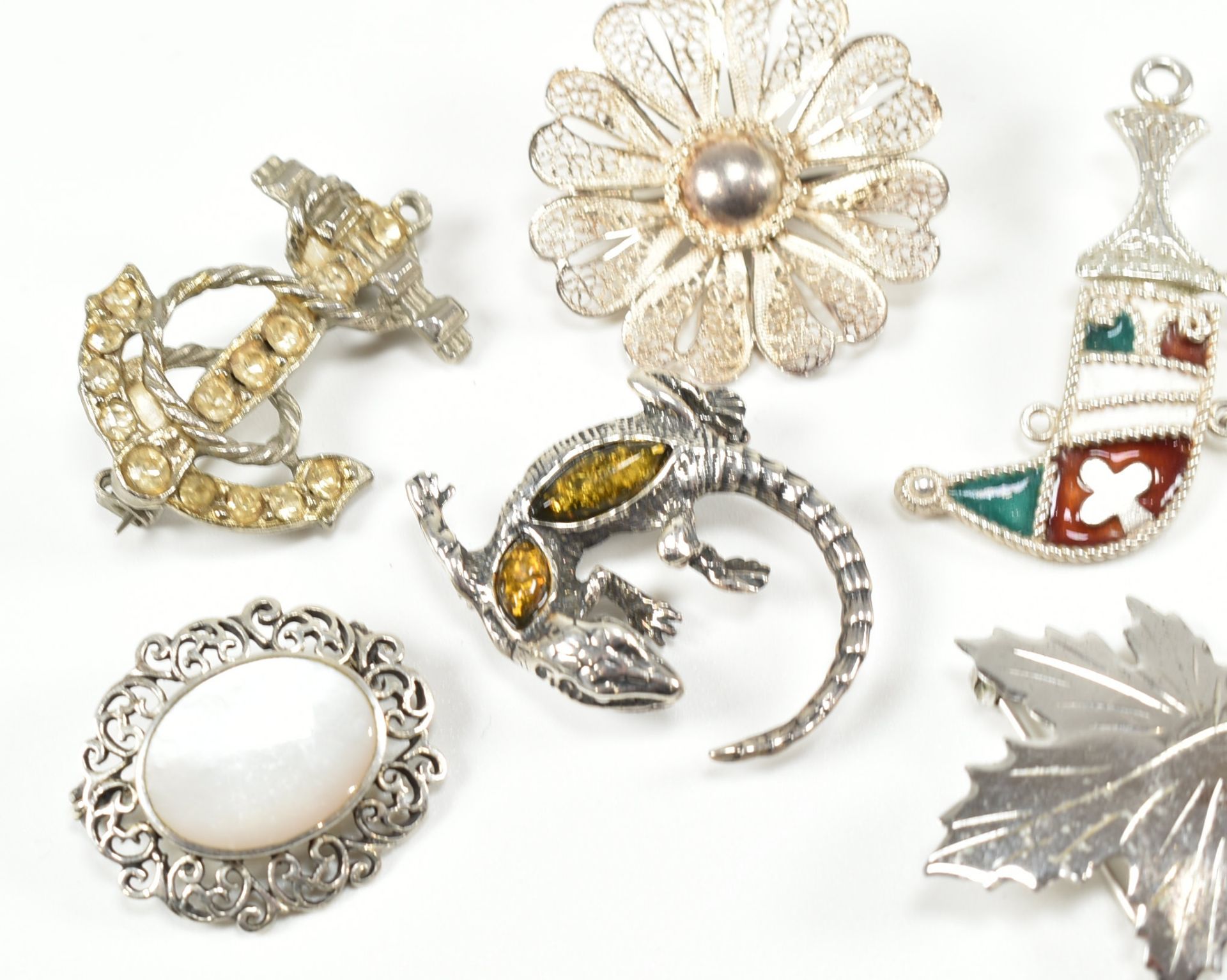 COLLECTION OF ASSORTED SILVER & WHITE METAL BROOCH PINS - Image 4 of 5