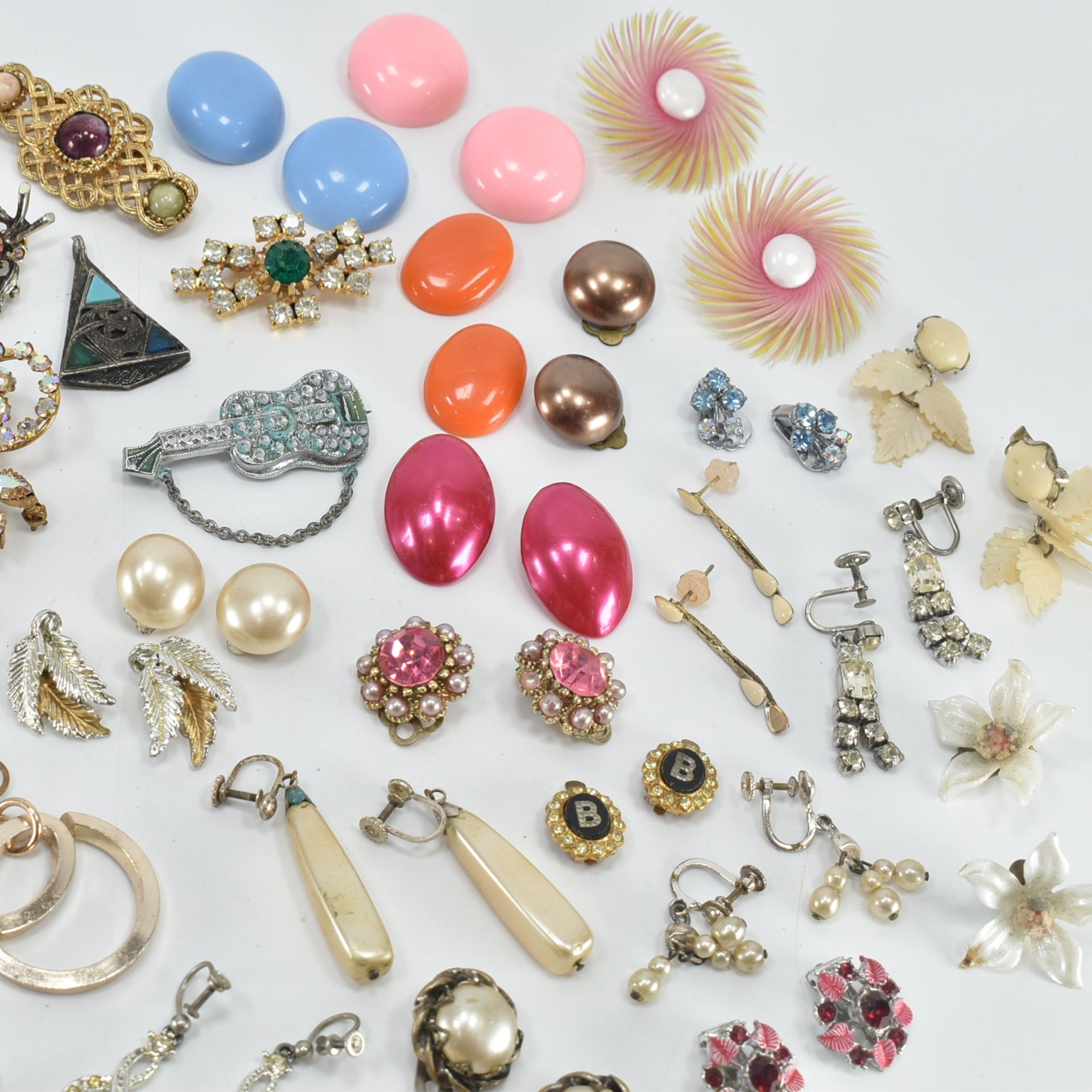 COLLECTION OF ASSORTED VINTAGE & LATER COSTUME JEWELLERY - Bild 3 aus 7