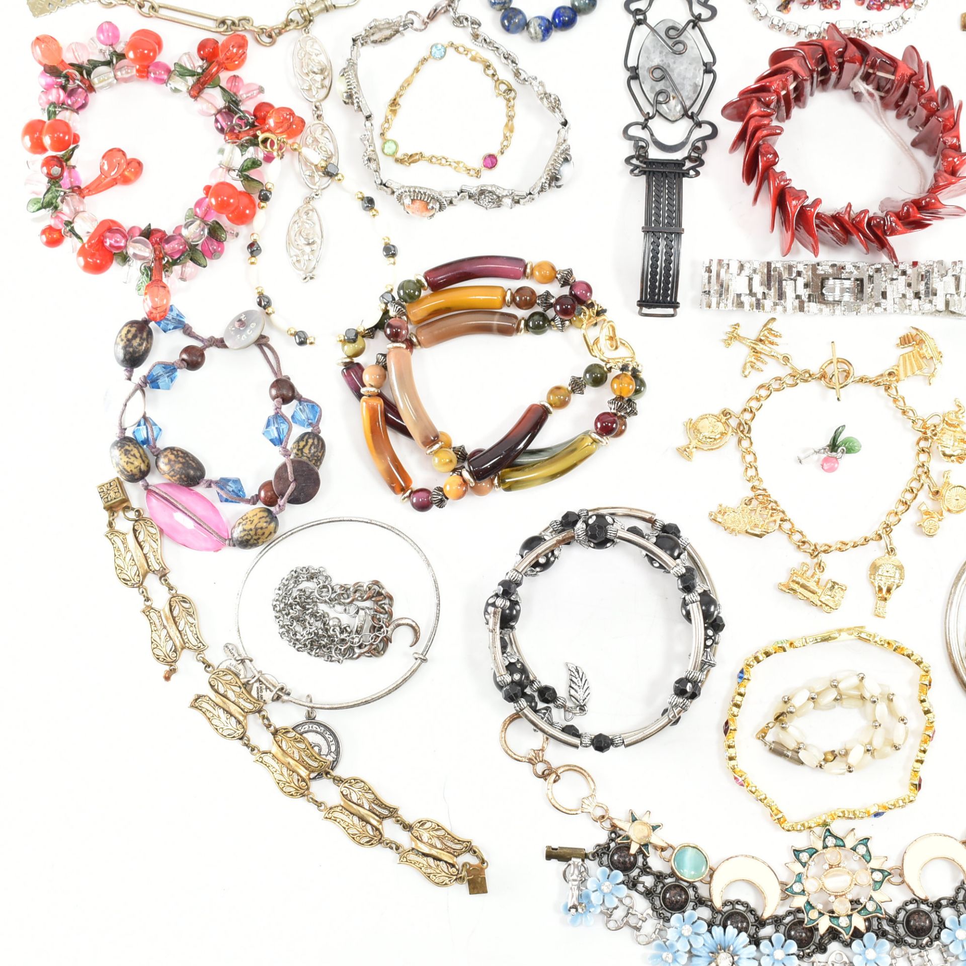 COLLECTION OF ASSORTED COSTUME JEWELLERY BRACELETS - Bild 2 aus 5