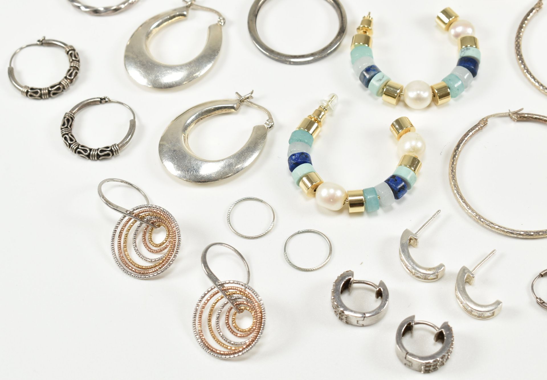 COLLECTION OF ASSORTED SILVER HOOP EARRINGS - Bild 6 aus 6