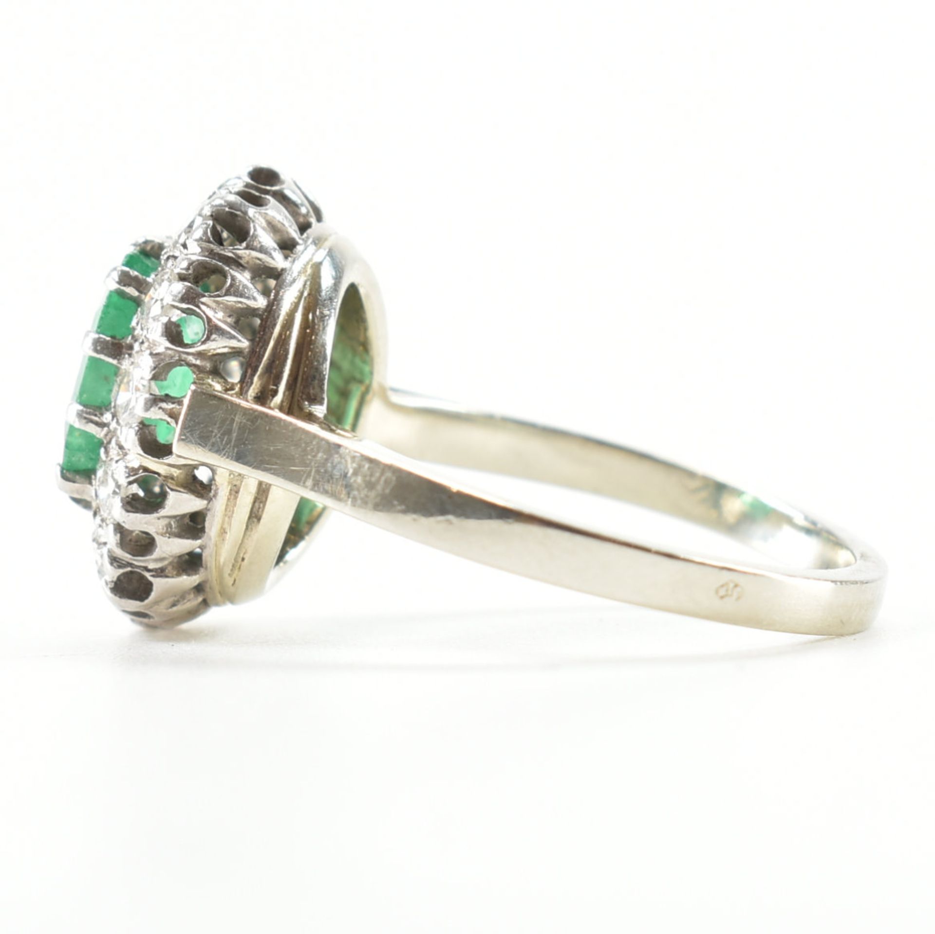 18CT GOLD PLATINUM EMERALD & DIAMOND CLUSTER RING - Image 3 of 10