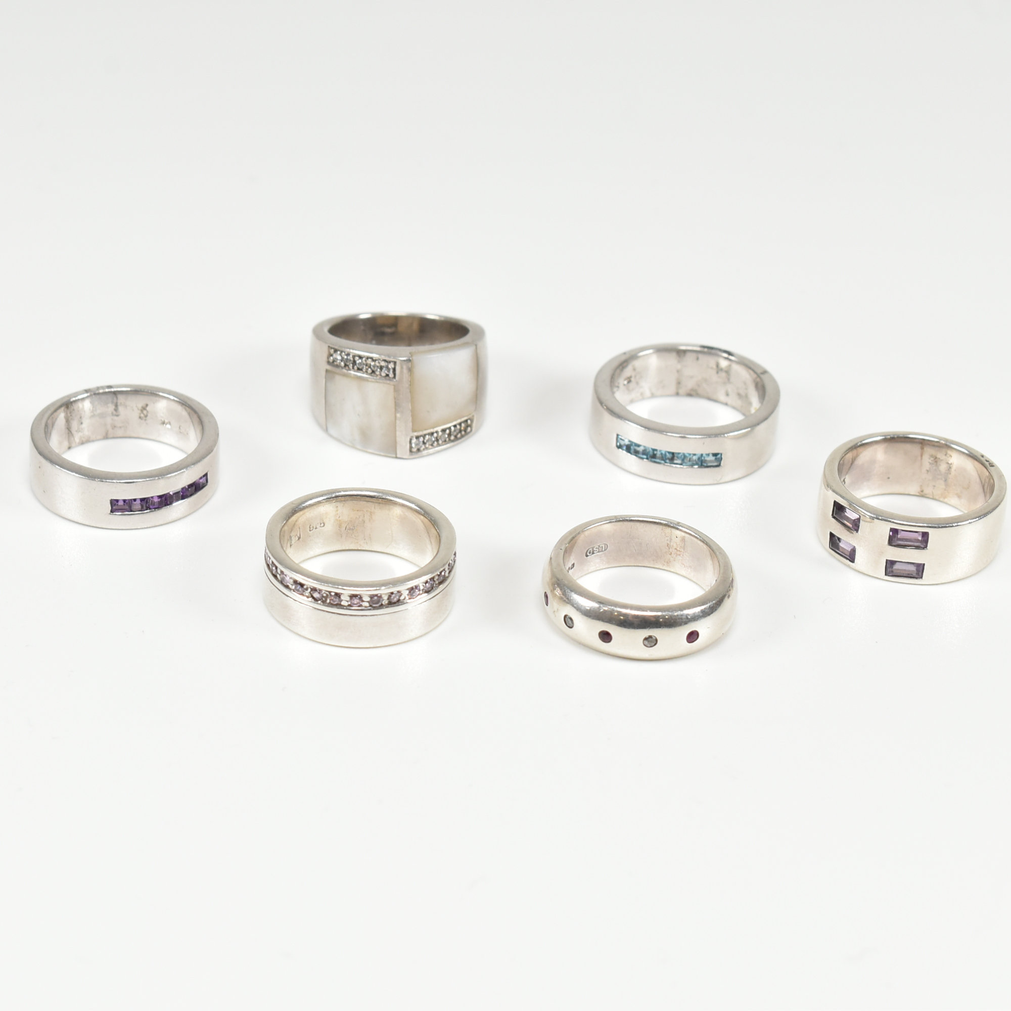 COLLECTION OF ASSORTED SILVER STONE SET RINGS - Image 2 of 4