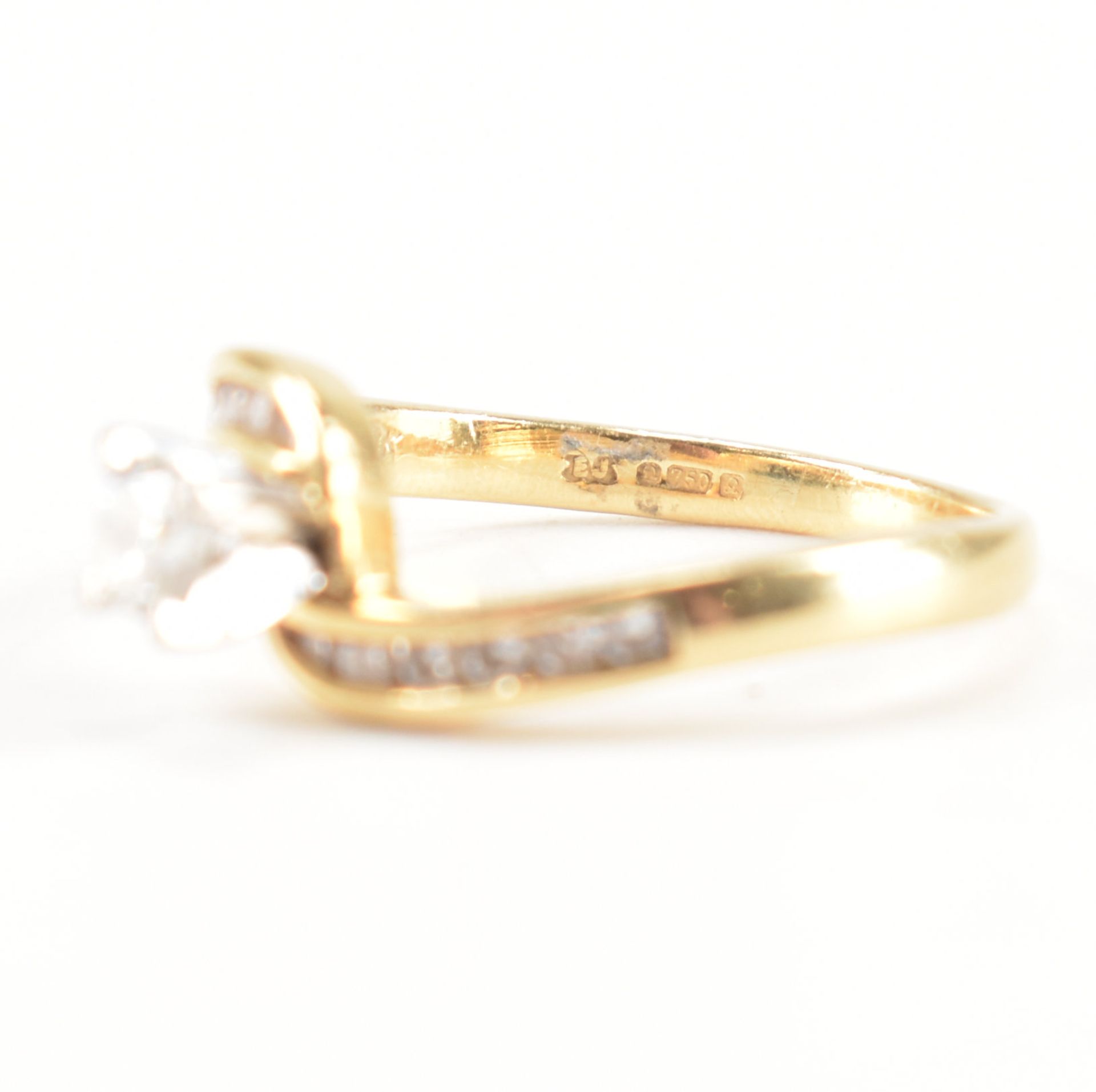 HALLMARKED 18CT GOLD & DIAMOND CROSSOVER RING - Image 8 of 10