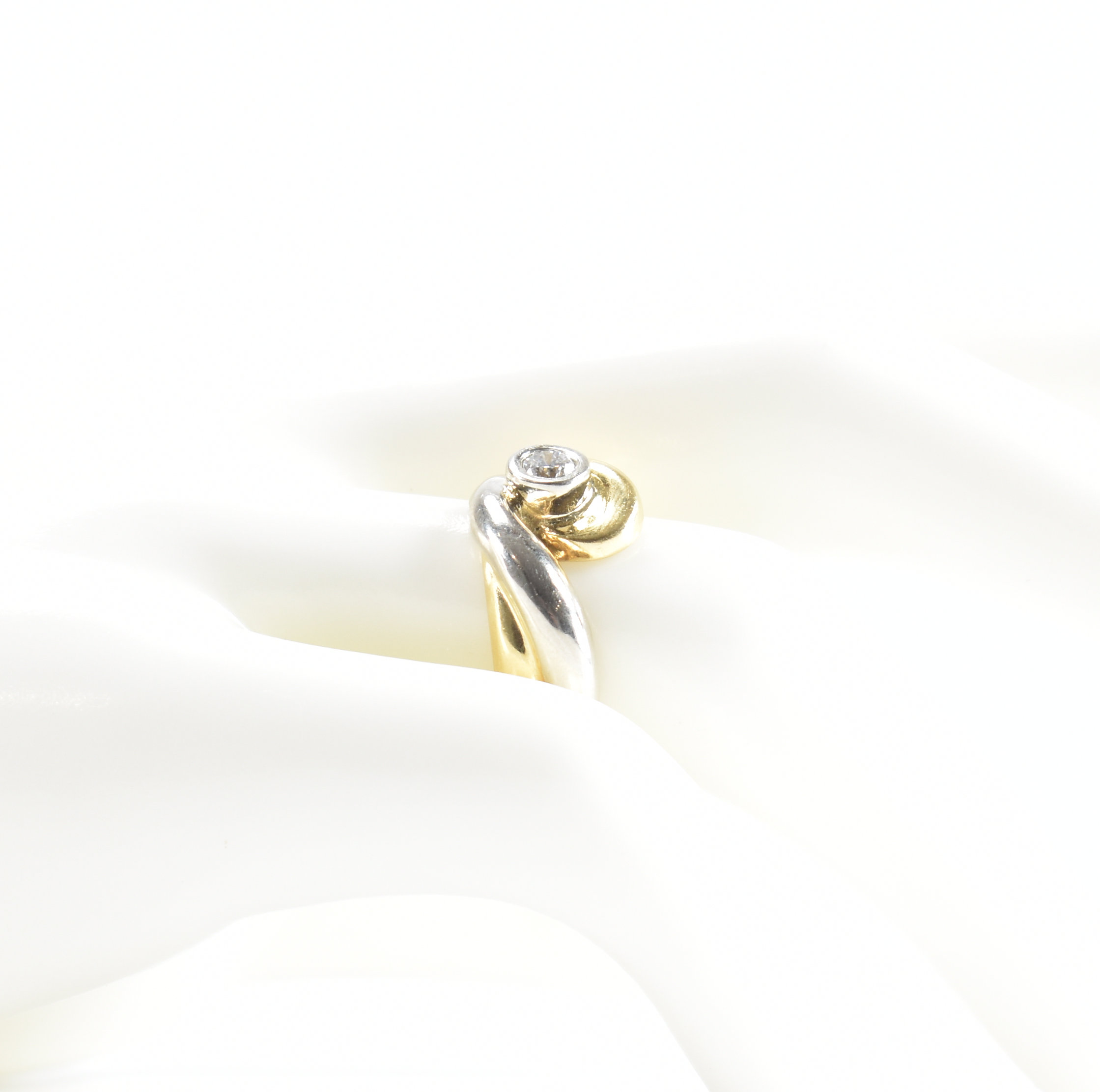 18CT BICOLOUR GOLD & DIAMOND SOLITAIRE RING - Image 9 of 9