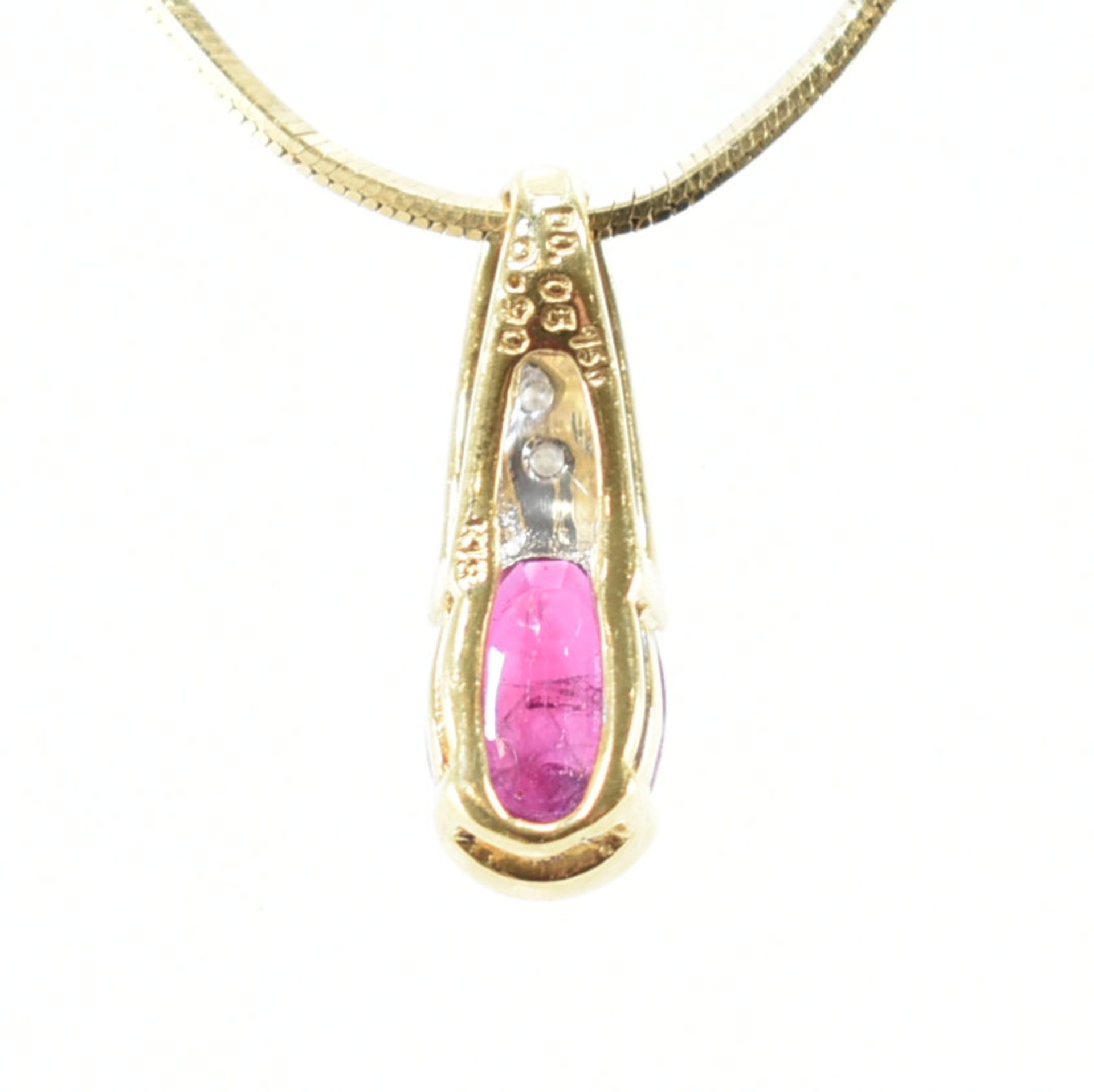 18CT GOLD RUBY & DIAMOND NECKLACE PENDANT & CHAIN - Bild 2 aus 7