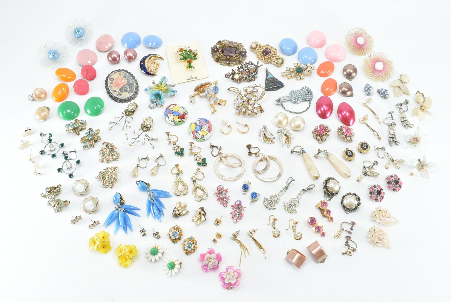 COLLECTION OF ASSORTED VINTAGE & LATER COSTUME JEWELLERY