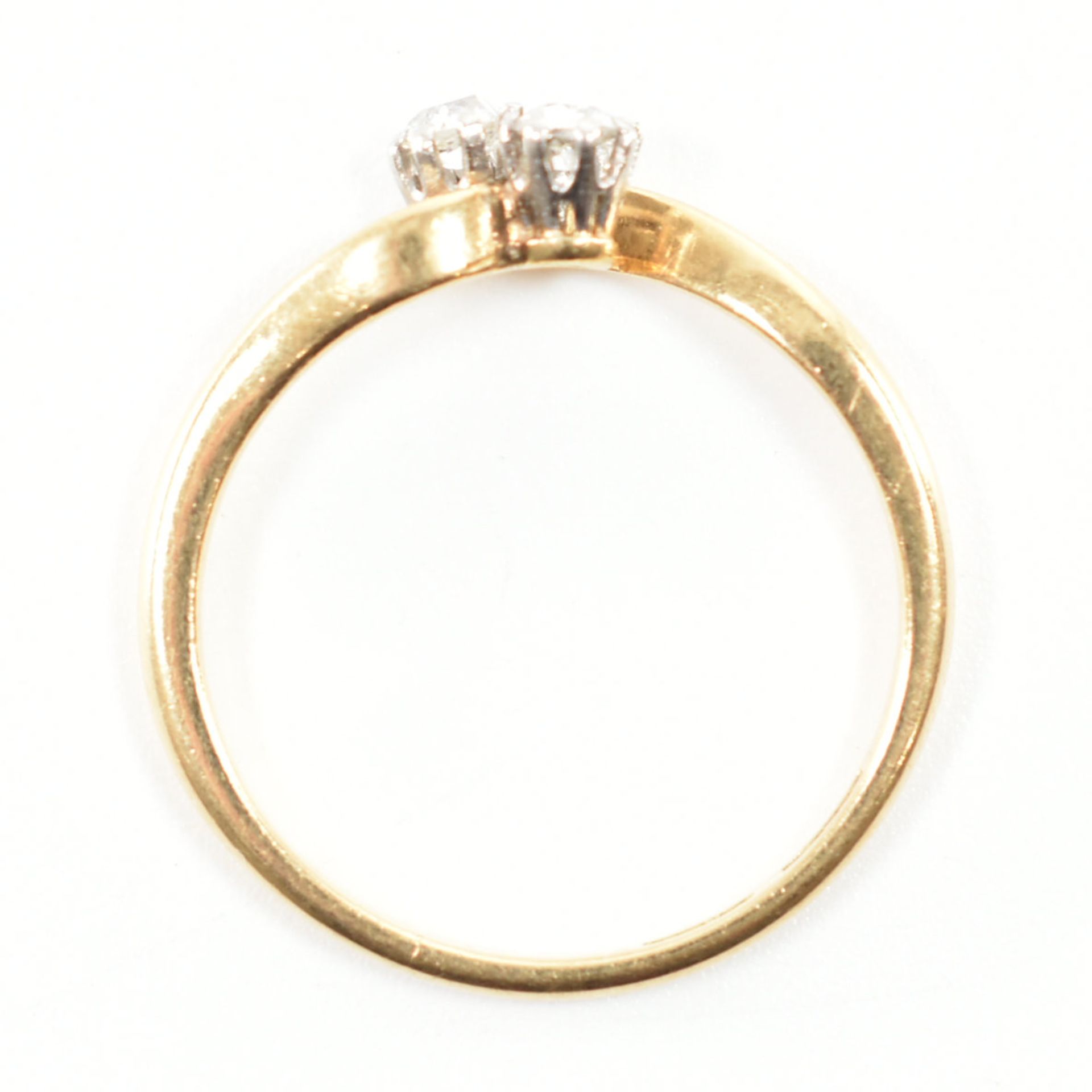 18CT GOLD & PLATINUM CROSSOVER DIAMOND RING - Image 6 of 8