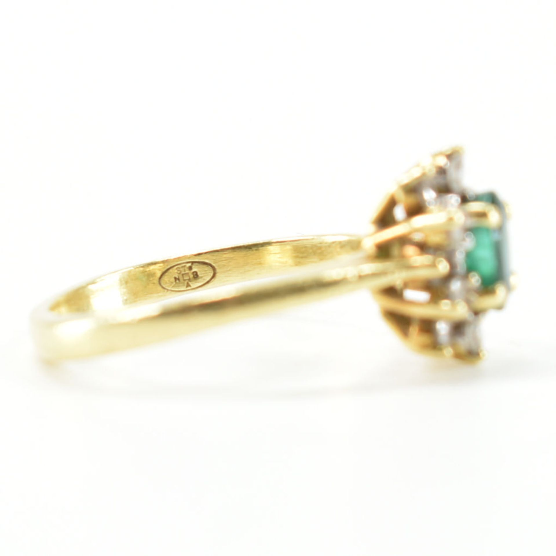 18CT GOLD EMERALD & DIAMOND HALO RING - Bild 6 aus 9