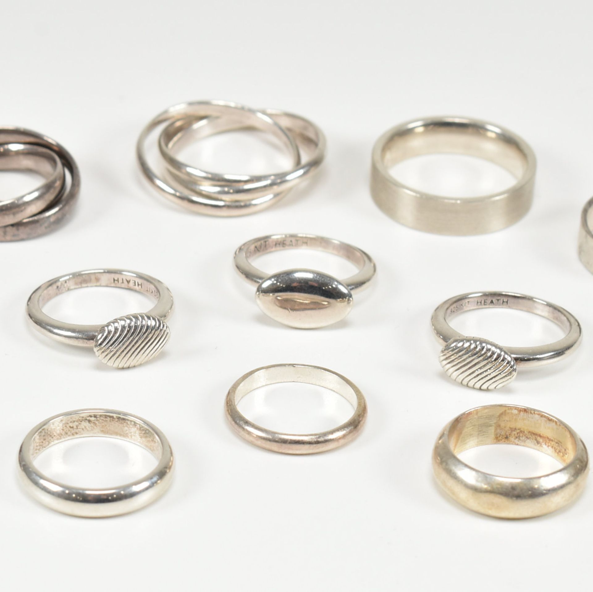 COLLECTION OF ASSORTED SILVER BAND RINGS - Bild 3 aus 4