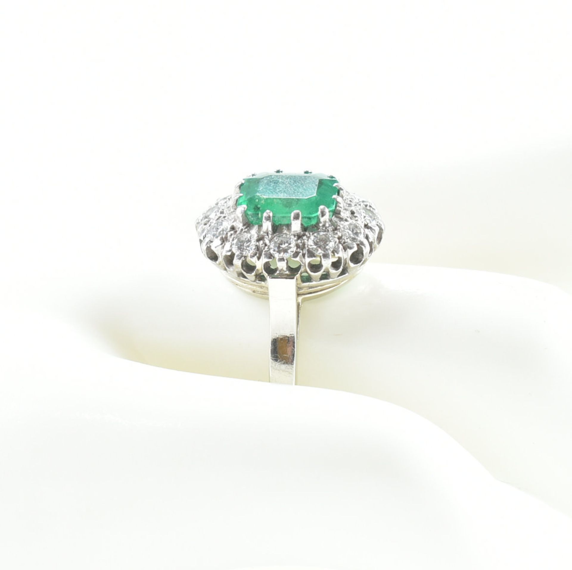 18CT GOLD PLATINUM EMERALD & DIAMOND CLUSTER RING - Image 10 of 10