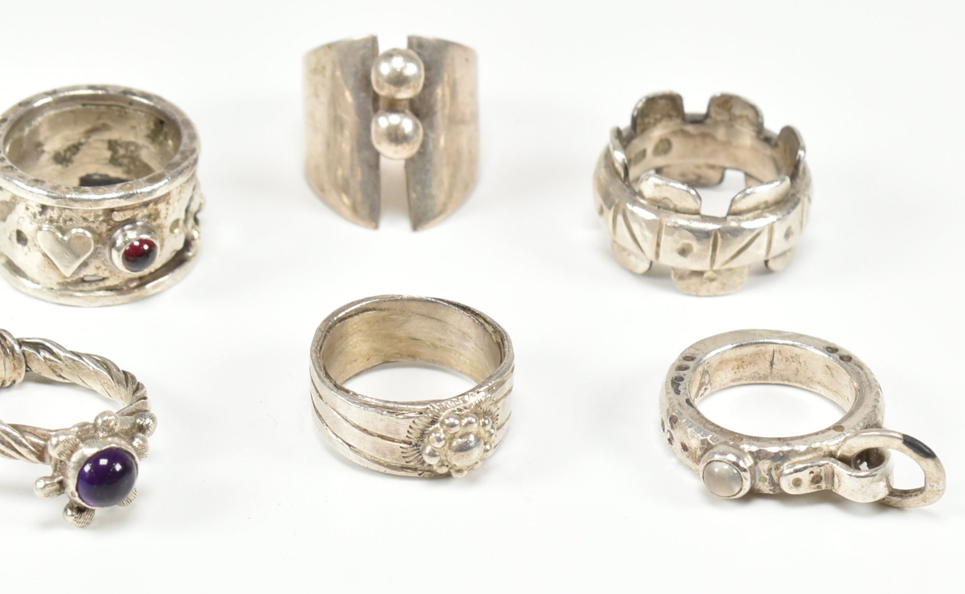 COLLECTION OF ASSORTED SILVER RINGS - Bild 4 aus 5