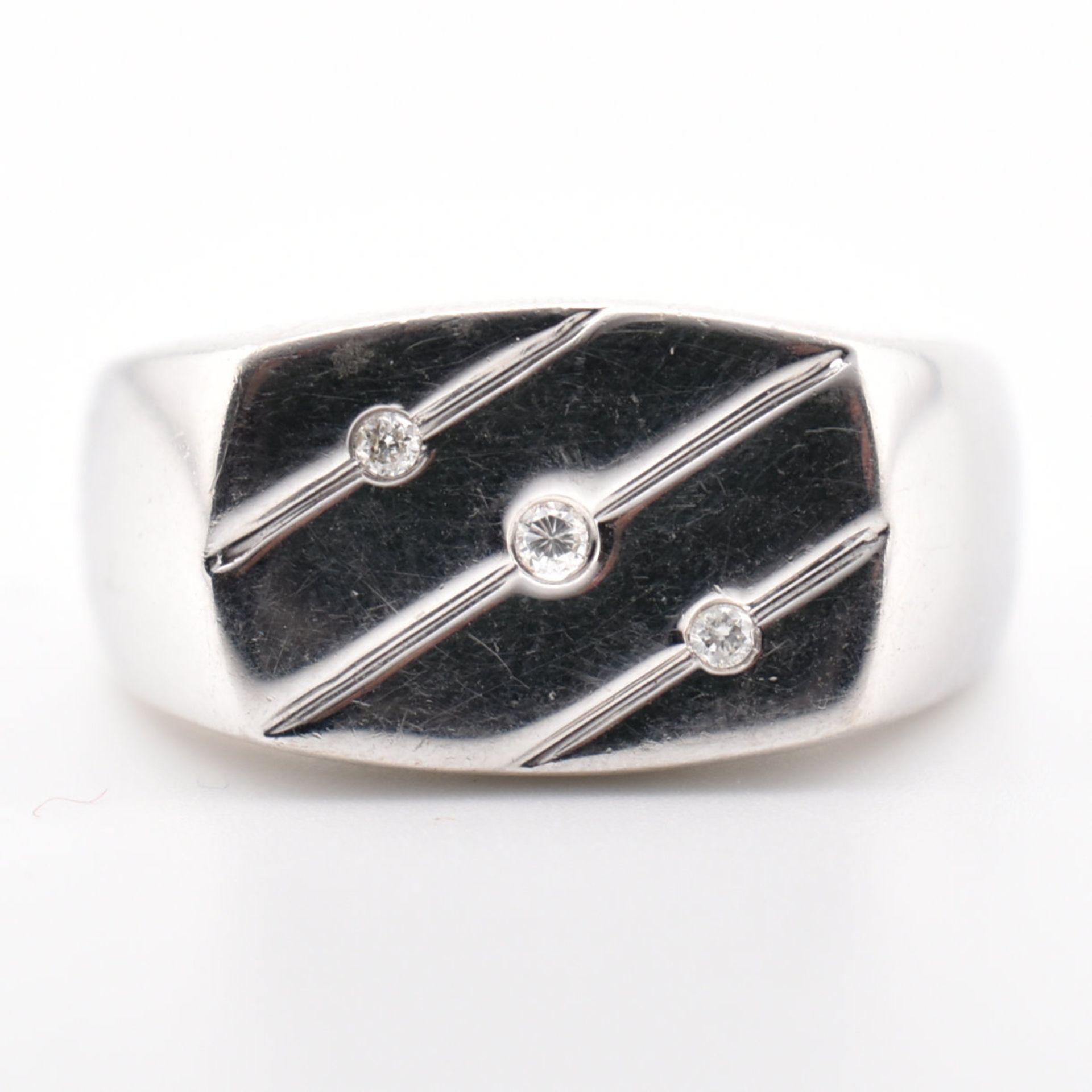 HALLMARKED 9CT WHITE GOLD & DIAMOND SIGNET RING