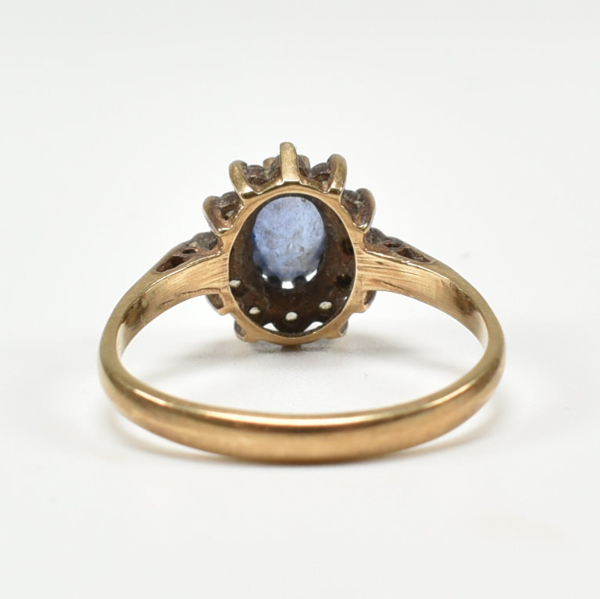 HALLMARKED 9CT GOLD & SYNTHETIC SAPPHIRE HALO RING - Image 4 of 7