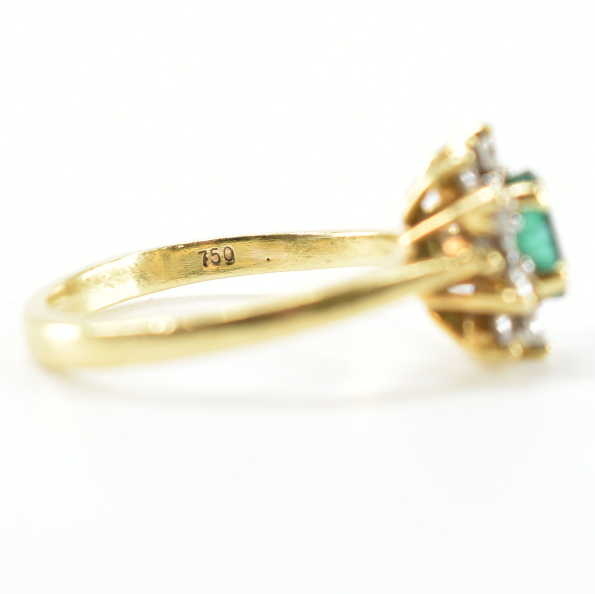 18CT GOLD EMERALD & DIAMOND HALO RING - Image 7 of 9