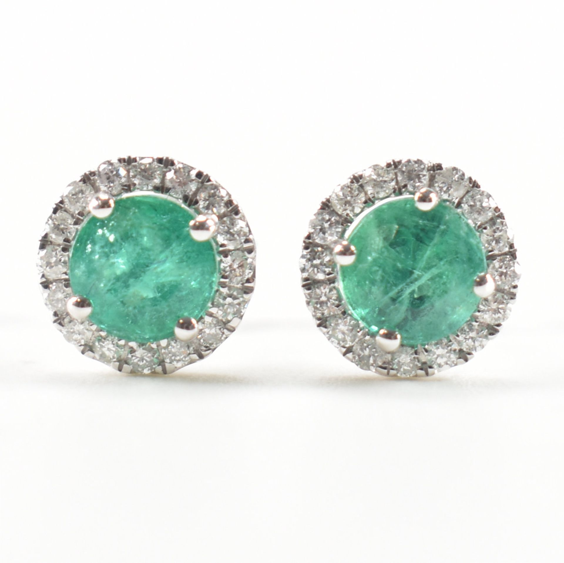 PAIR OF EMERALD & DIAMOND STUD EARRINGS - Bild 2 aus 11