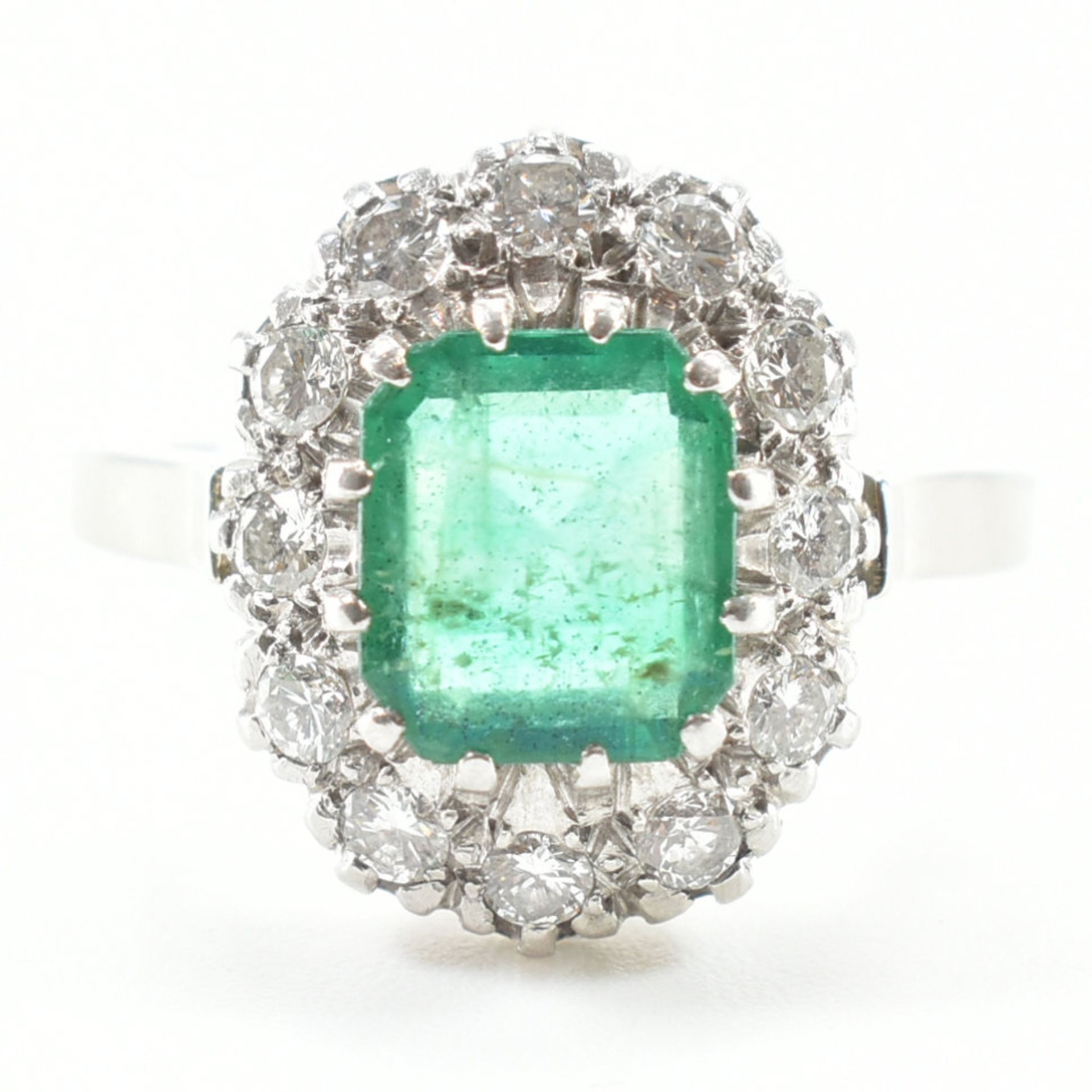 18CT GOLD PLATINUM EMERALD & DIAMOND CLUSTER RING - Image 2 of 10