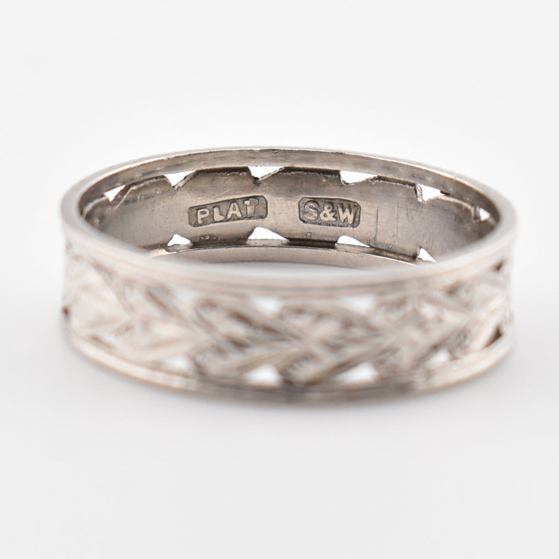 EARLY 20TH CENTURY OPENWORK HEART BAND RING - Image 4 of 7