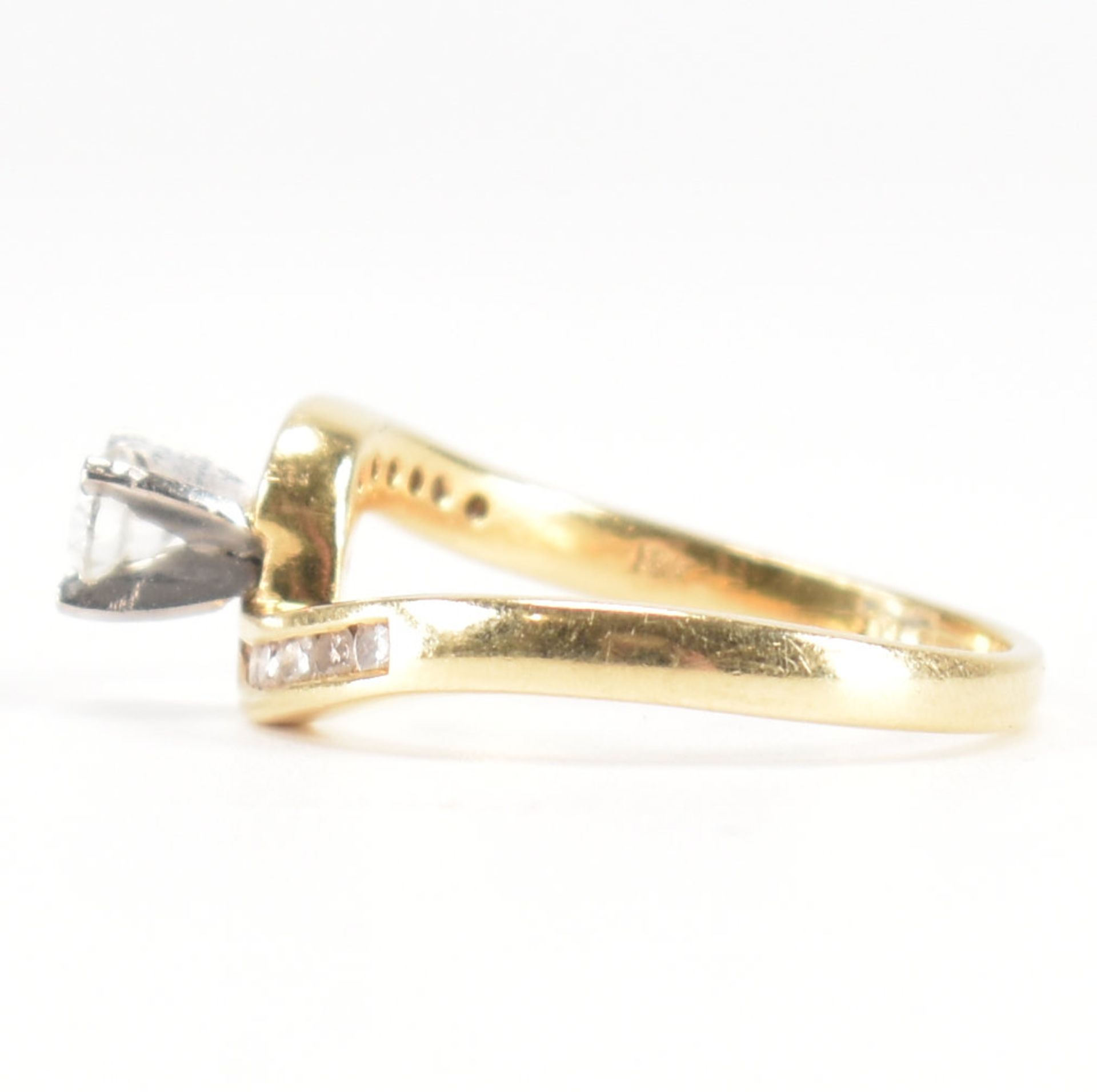 HALLMARKED 18CT GOLD & DIAMOND CROSSOVER RING - Image 2 of 10