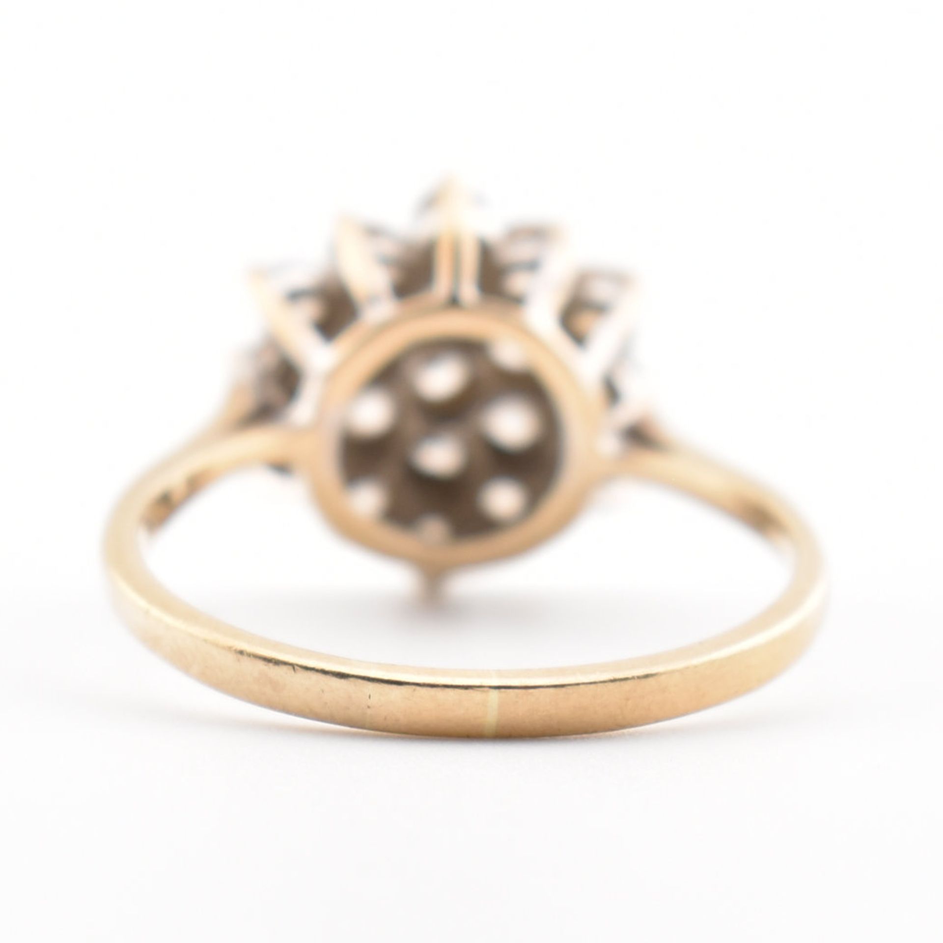 HALLMARKED 9CT GOLD & WHITE STONE CLUSTER RING - Image 7 of 8