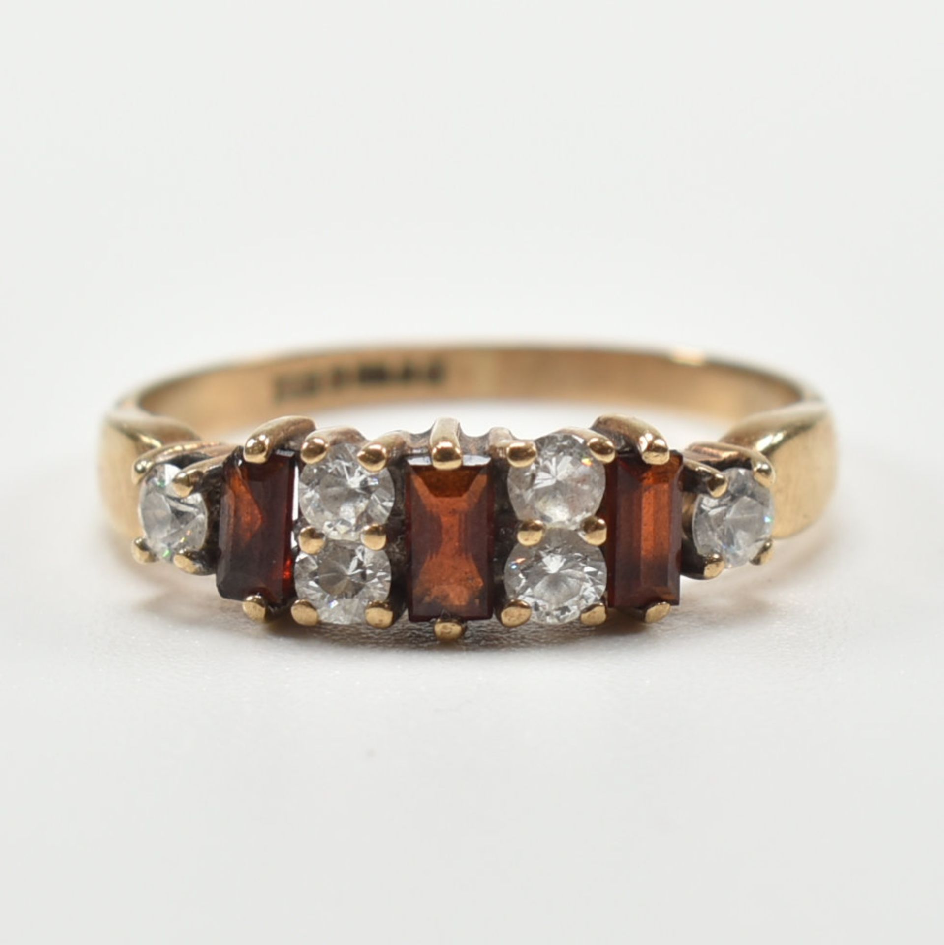 HALLMARKED 9CT GOLD GARNET & WHITE STONE RING