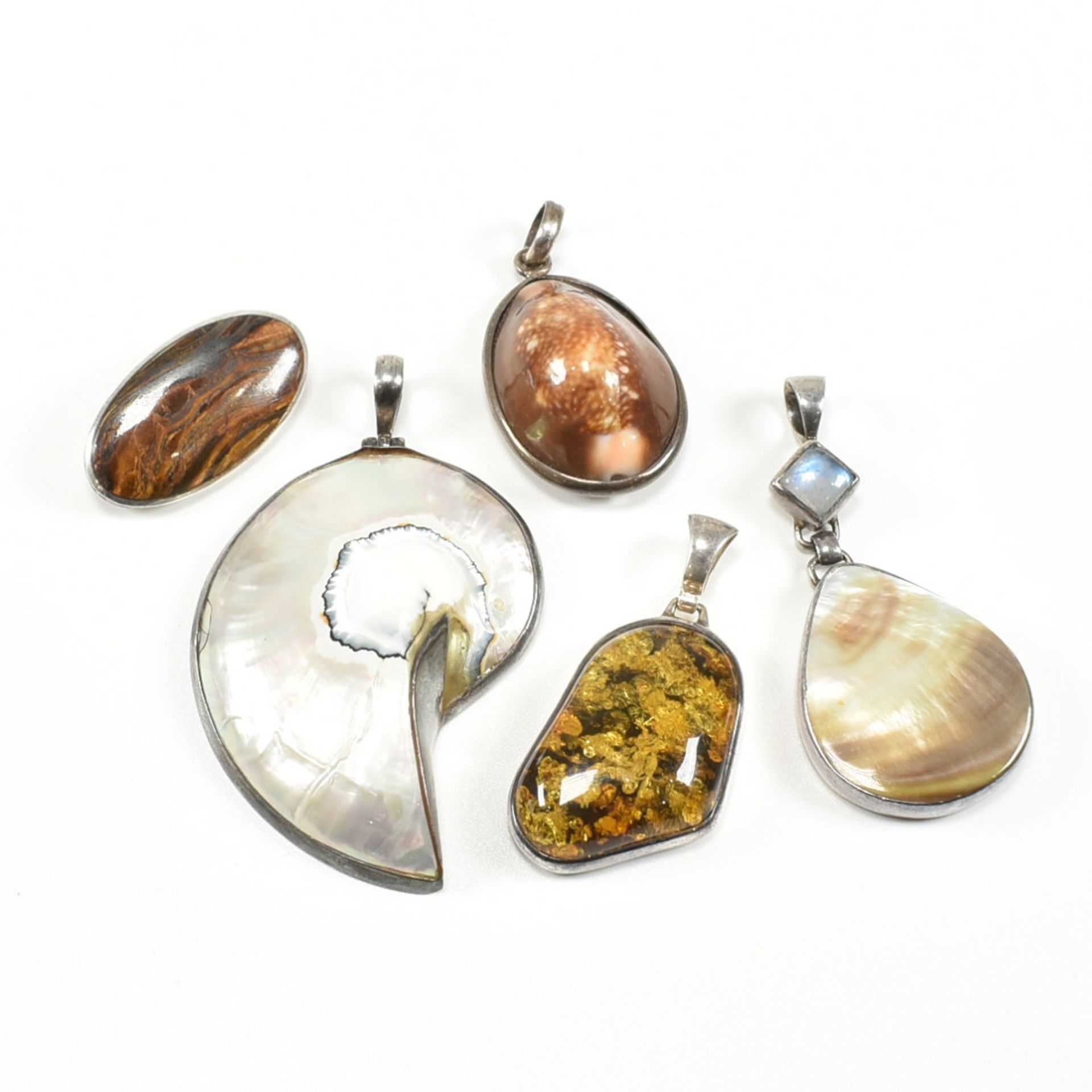 COLLECTION OF ASSORTED 925 SILVER NECKLACE PENDANTS & BROOCH