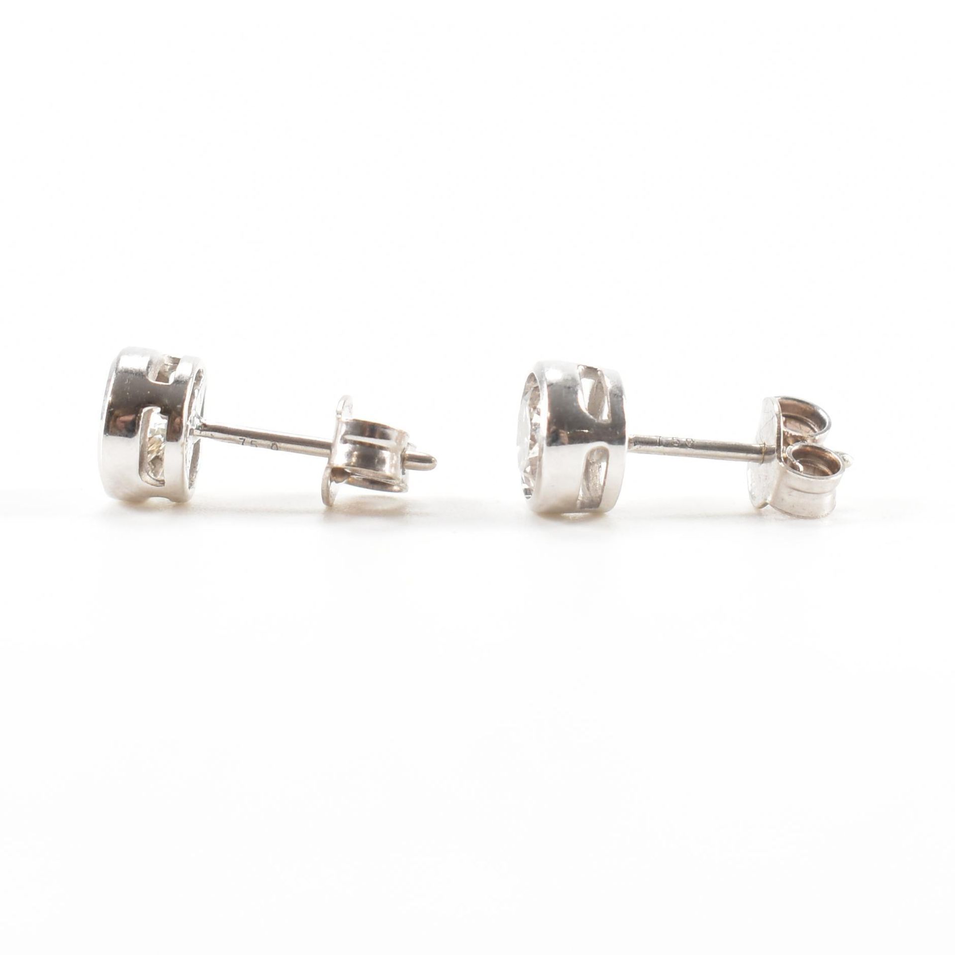 PAIR OF GOLD & DIAMOND STUD EARRINGS - Bild 2 aus 5