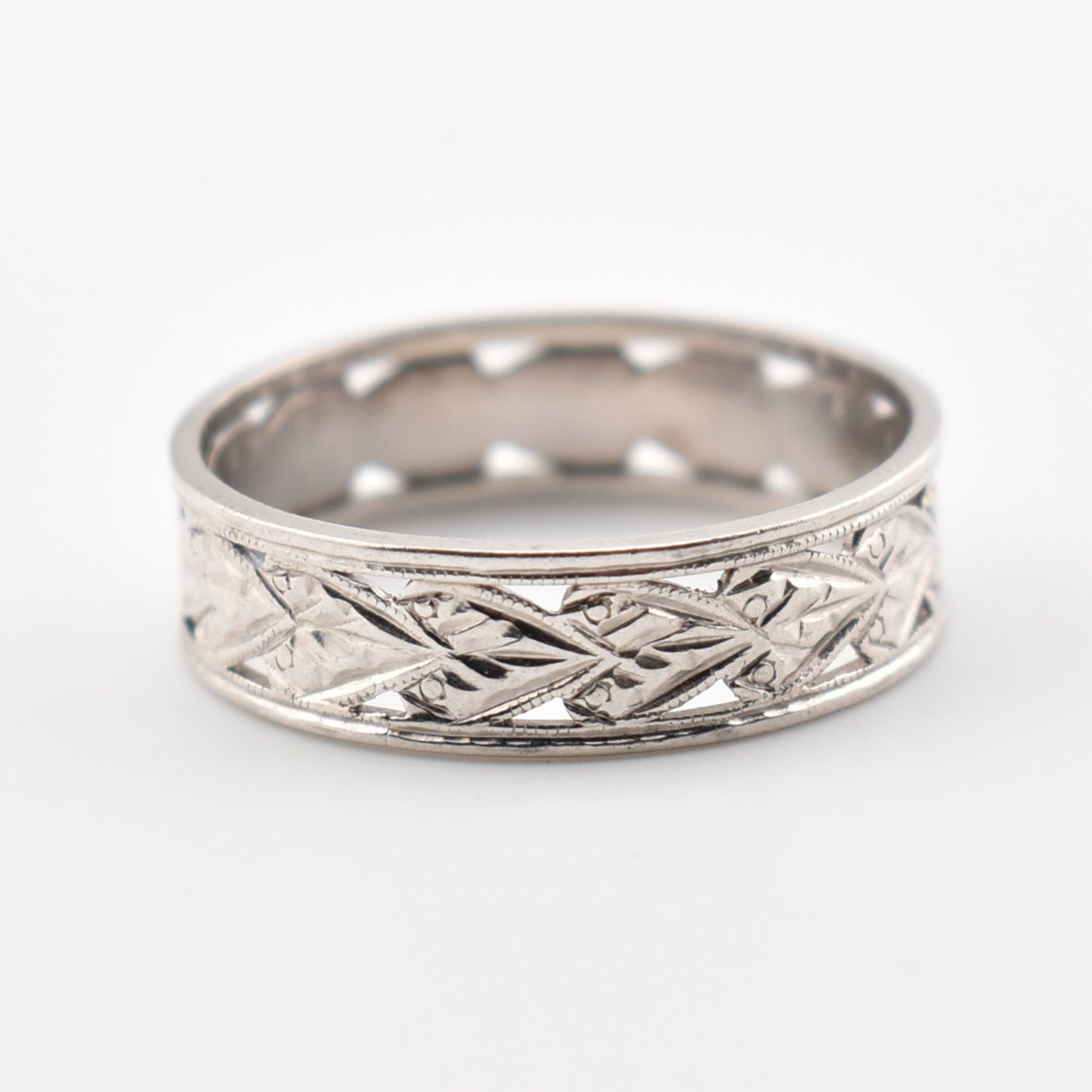 EARLY 20TH CENTURY OPENWORK HEART BAND RING - Image 6 of 7