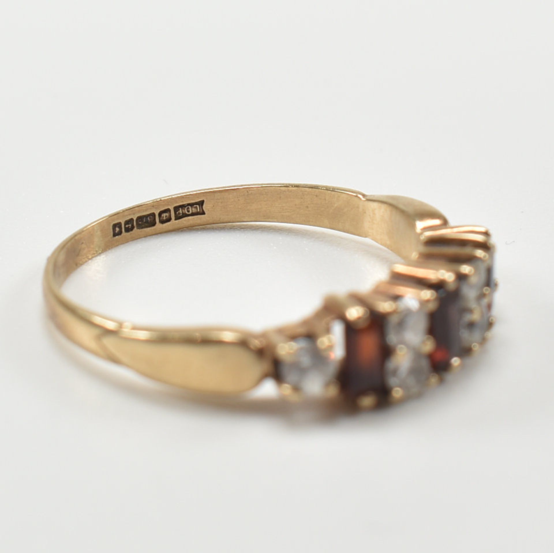 HALLMARKED 9CT GOLD GARNET & WHITE STONE RING - Image 5 of 6