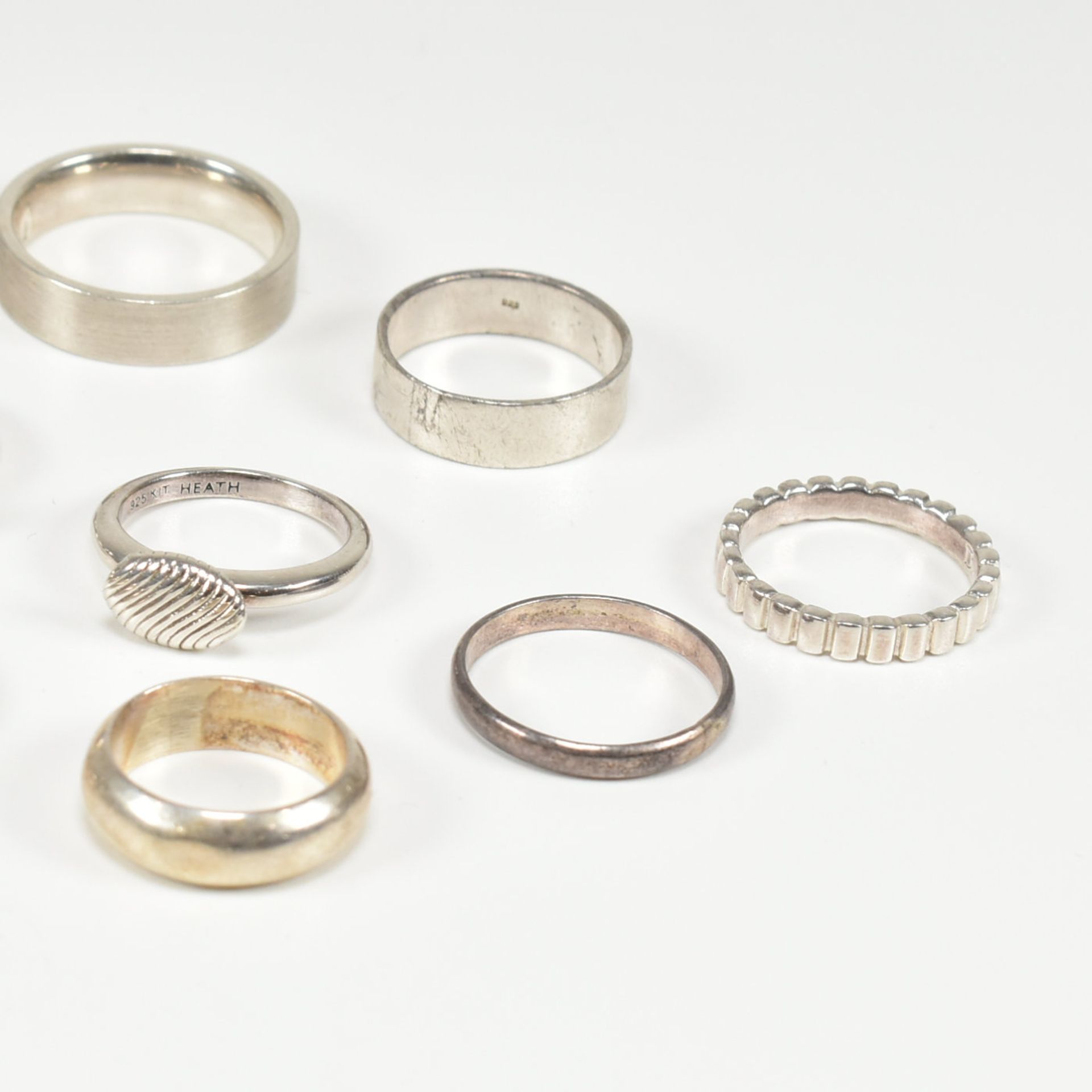 COLLECTION OF ASSORTED SILVER BAND RINGS - Bild 4 aus 4