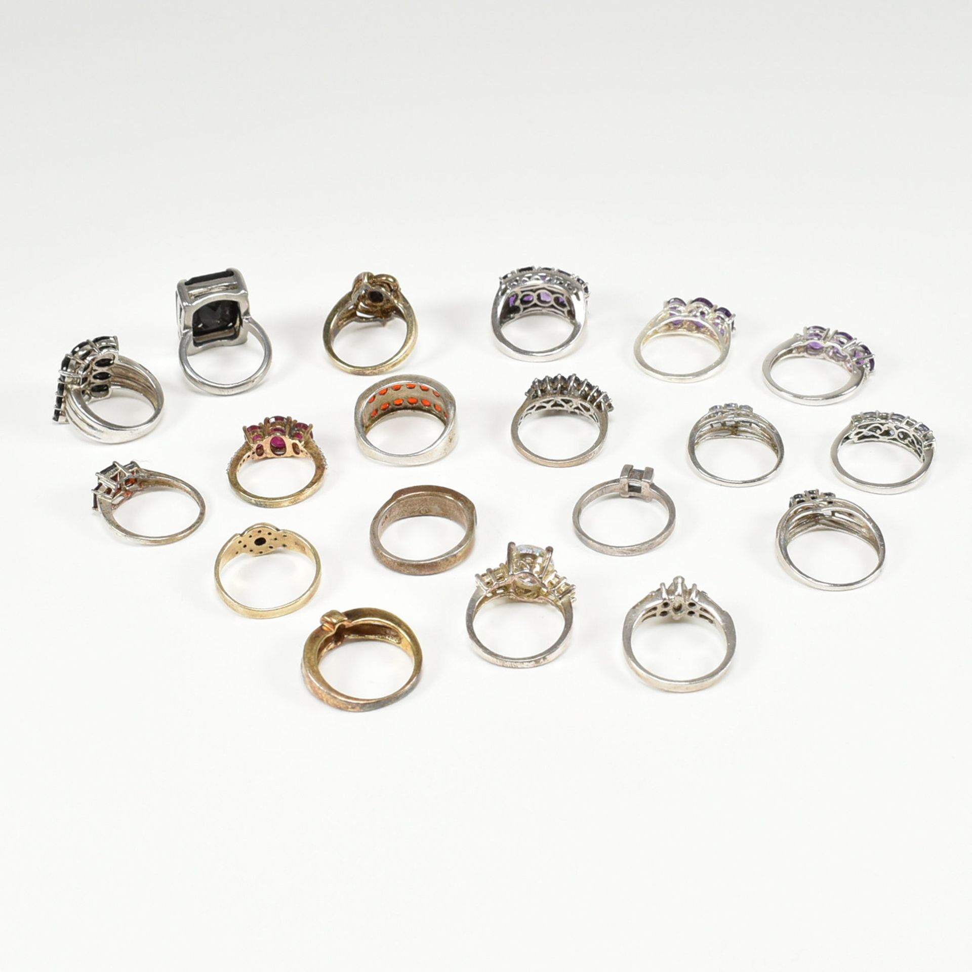 COLLECTION OF ASSORTED SILVER & WHITE METAL RINGS - Bild 6 aus 6