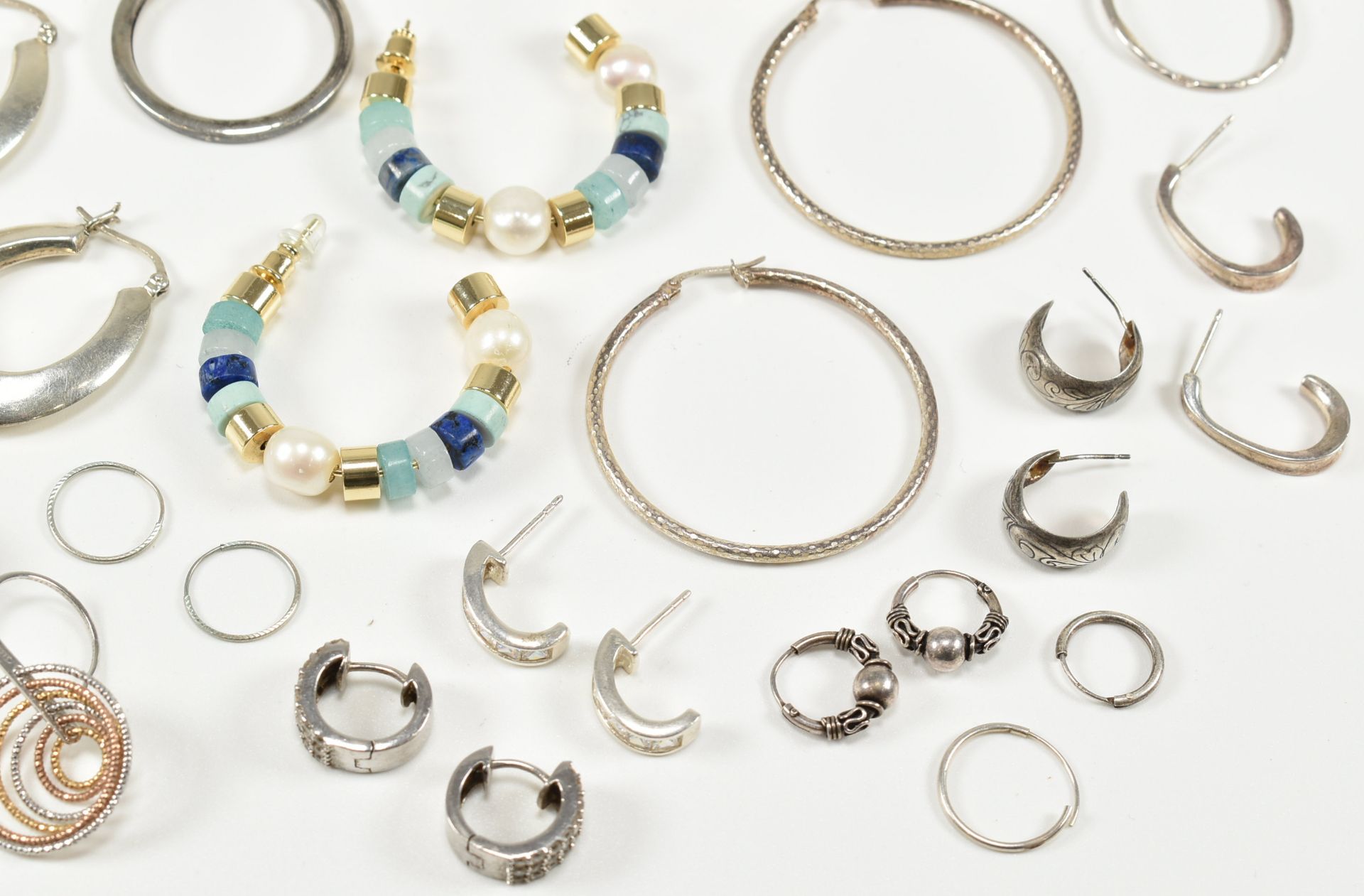 COLLECTION OF ASSORTED SILVER HOOP EARRINGS - Bild 5 aus 6