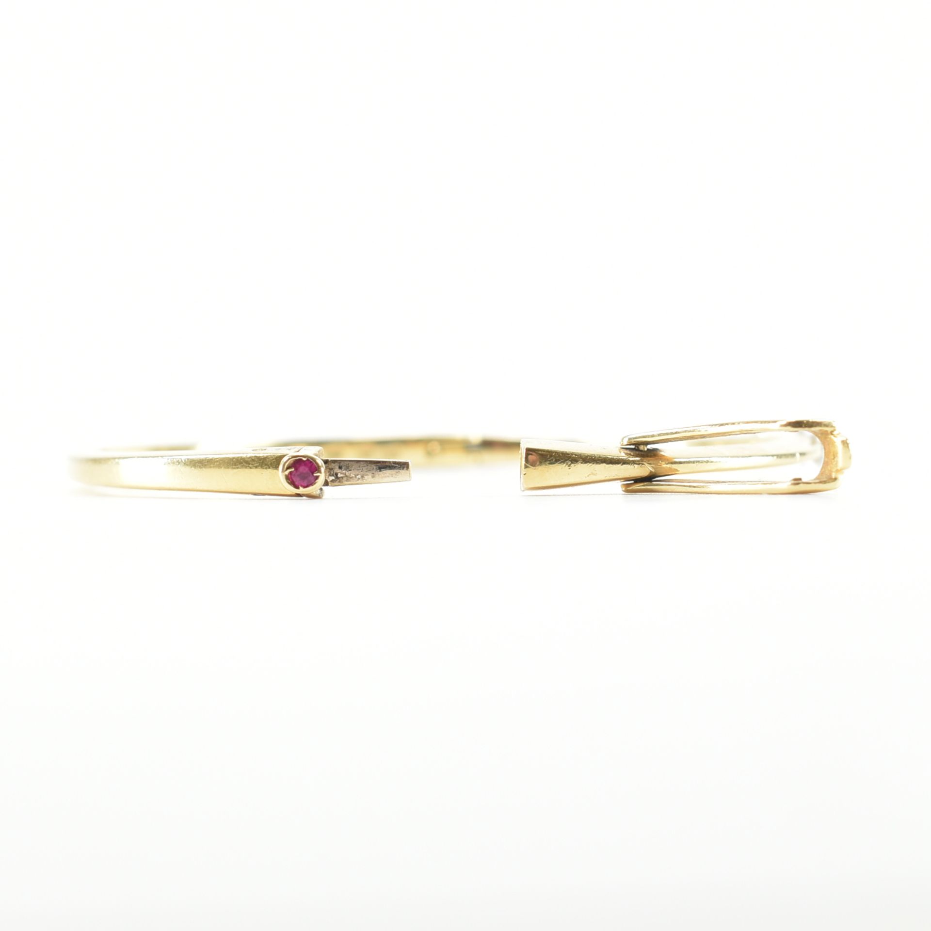 18CT GOLD DIAMOND & RUBY BANGLE BRACELET - Image 16 of 16