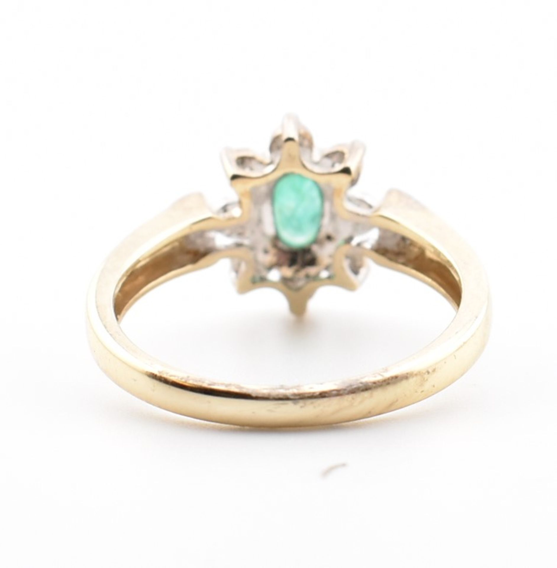 HALLMARKED 9CT GOLD EMERALD & DIAMOND CLUSTER RING - Bild 7 aus 9