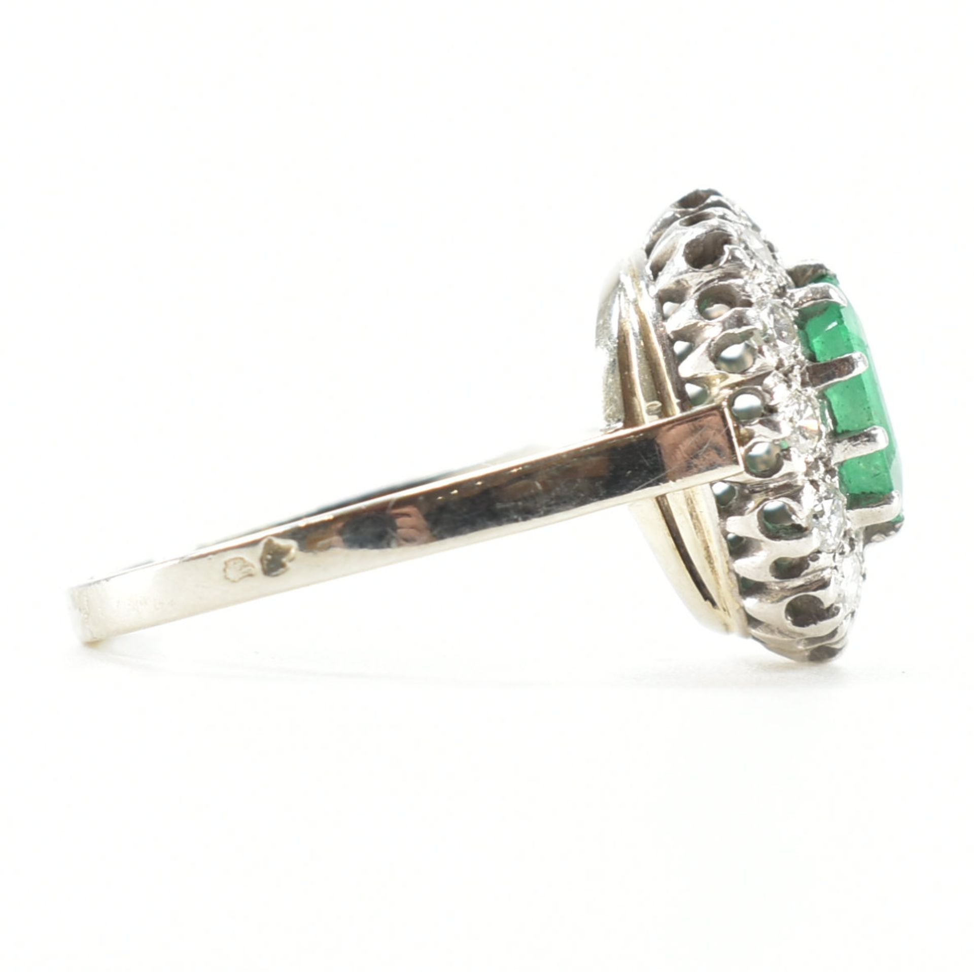 18CT GOLD PLATINUM EMERALD & DIAMOND CLUSTER RING - Image 6 of 10