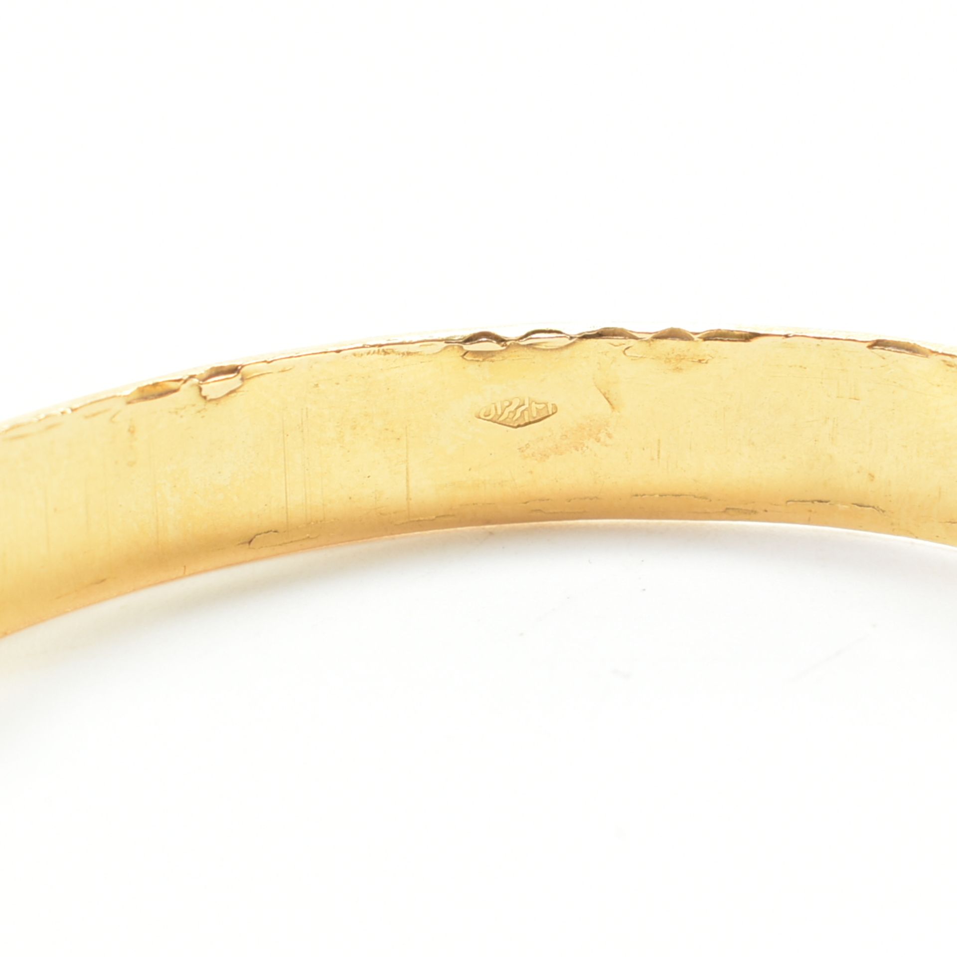 HIGH CARAT GOLD BANGLE - Image 5 of 6