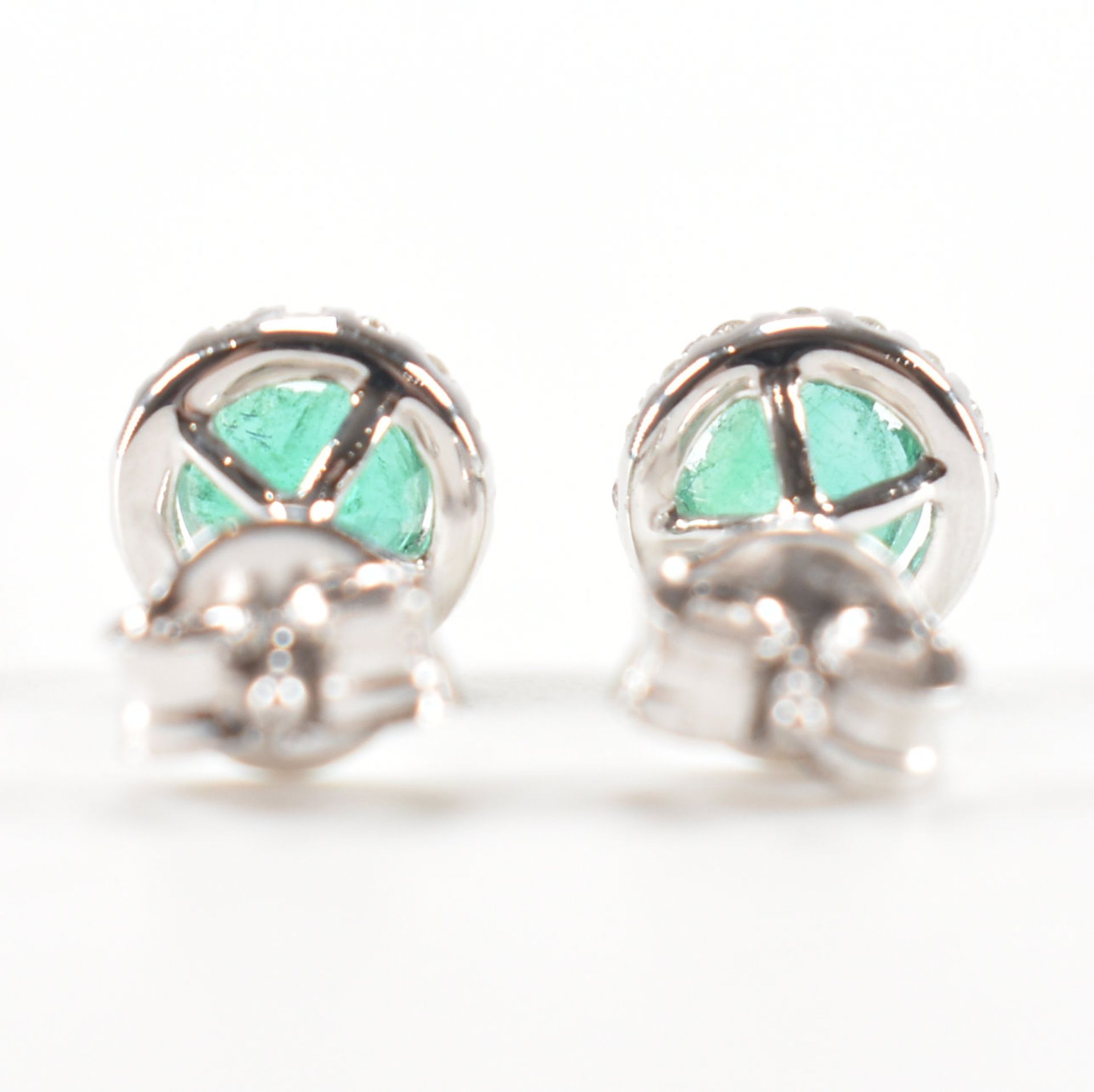 PAIR OF EMERALD & DIAMOND STUD EARRINGS - Bild 6 aus 11