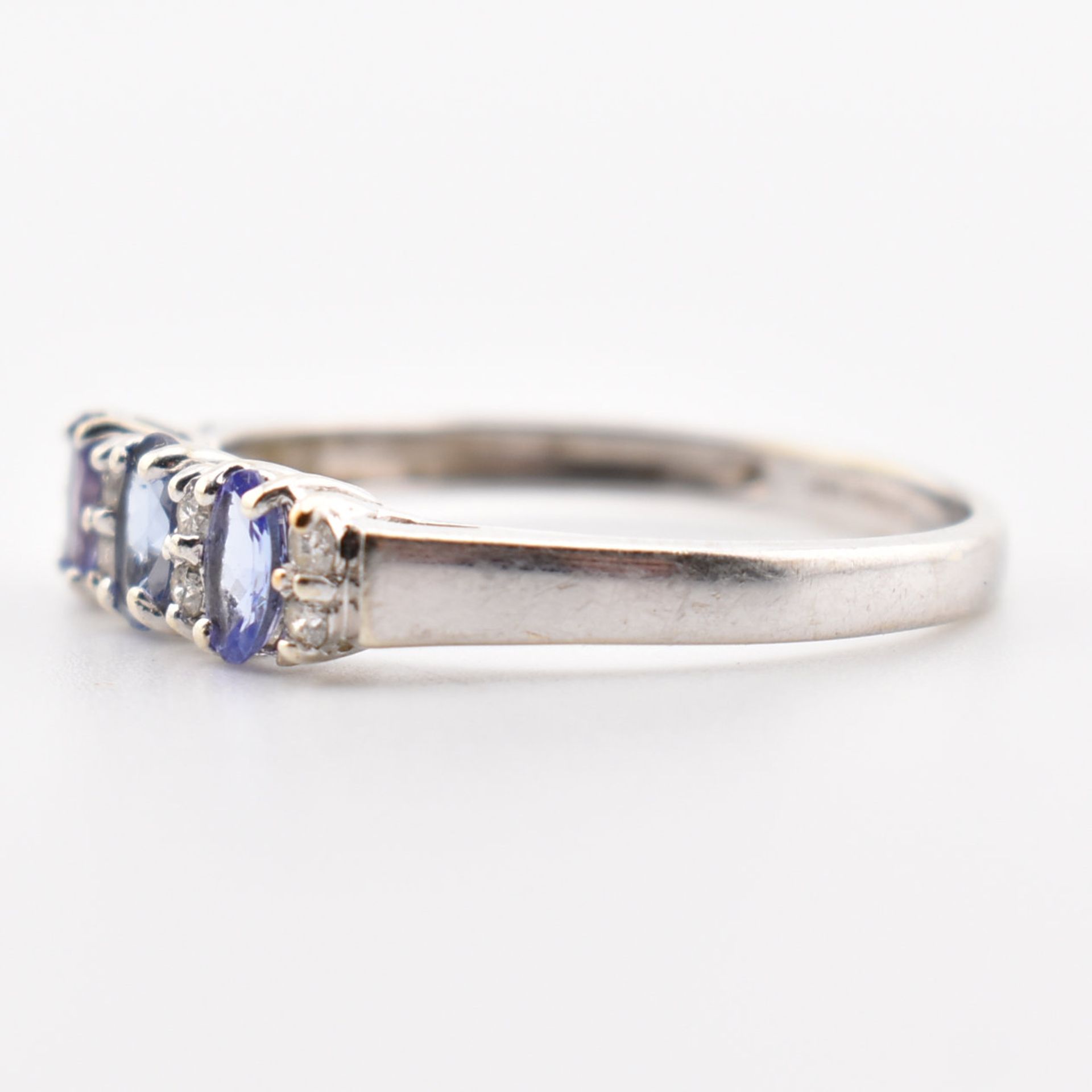 HALLMARKED 9CT WHITE GOLD TANZANITE & DIAMOND RING - Bild 3 aus 7