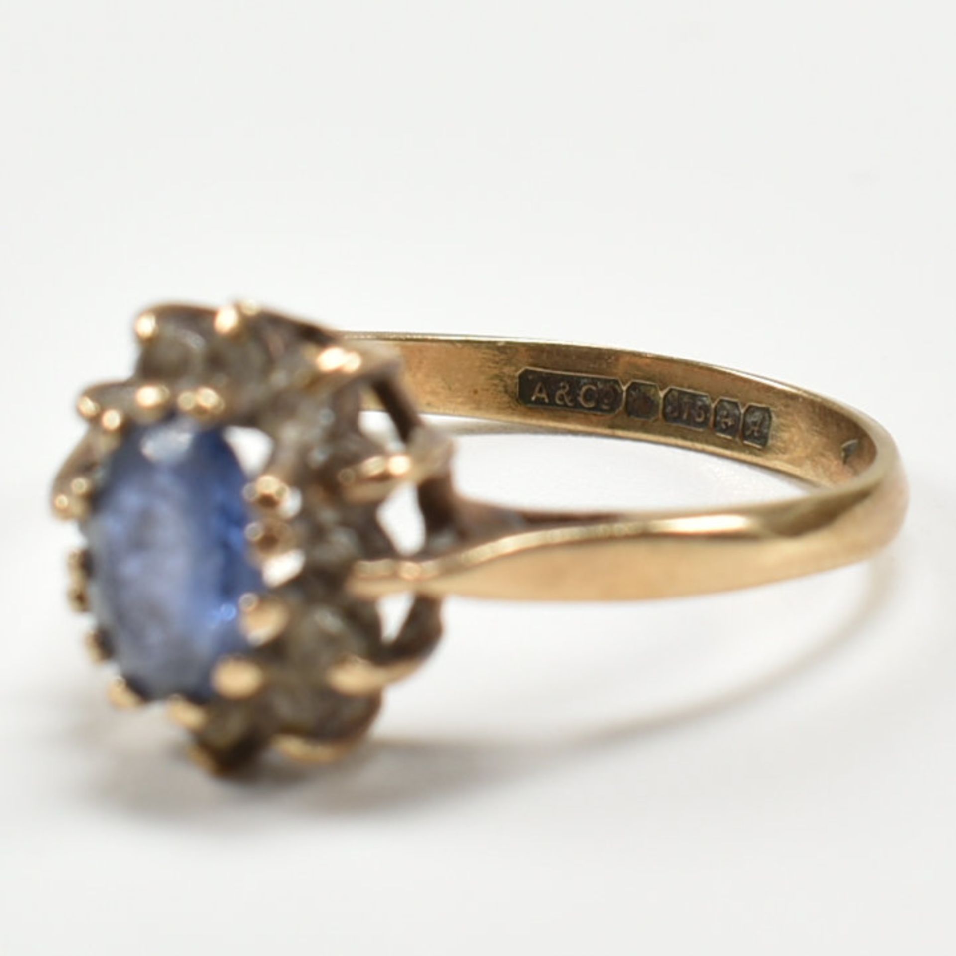 HALLMARKED 9CT GOLD & SYNTHETIC SAPPHIRE HALO RING - Image 7 of 7