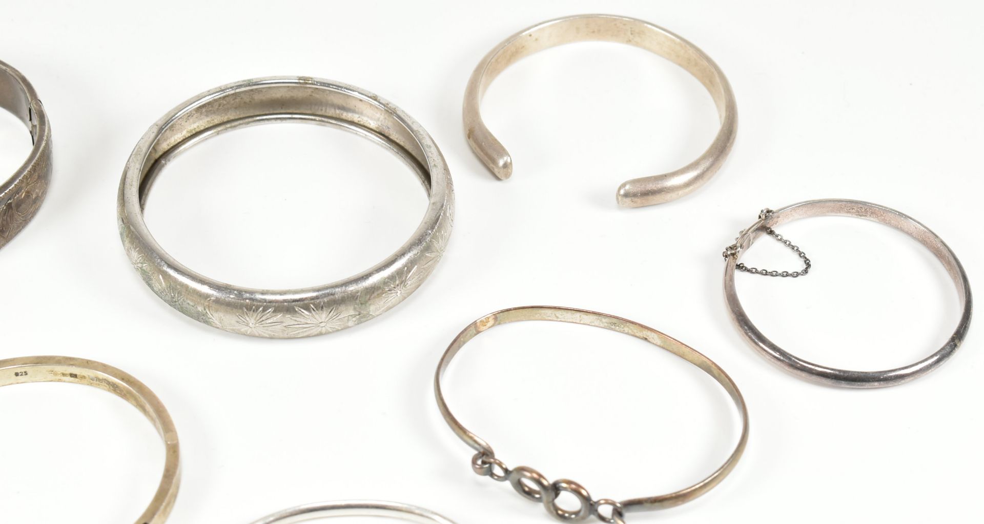 COLLECTION OF ASSORTED SILVER BANGLE BRACELETS - Bild 3 aus 4