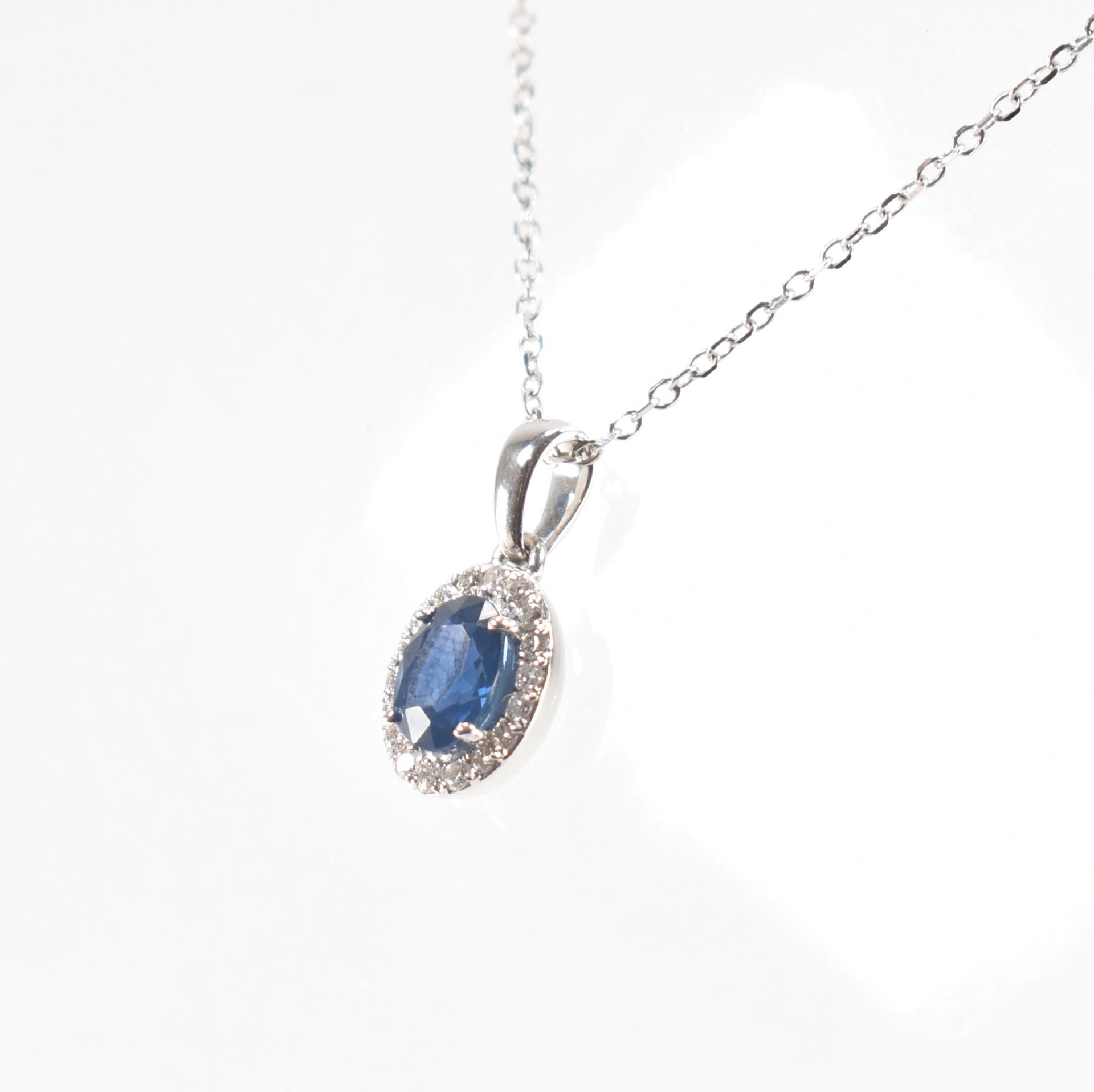 18CT WHITE GOLD SAPPHIRE & DIAMOND PENDANT NECKLACE - Bild 4 aus 9