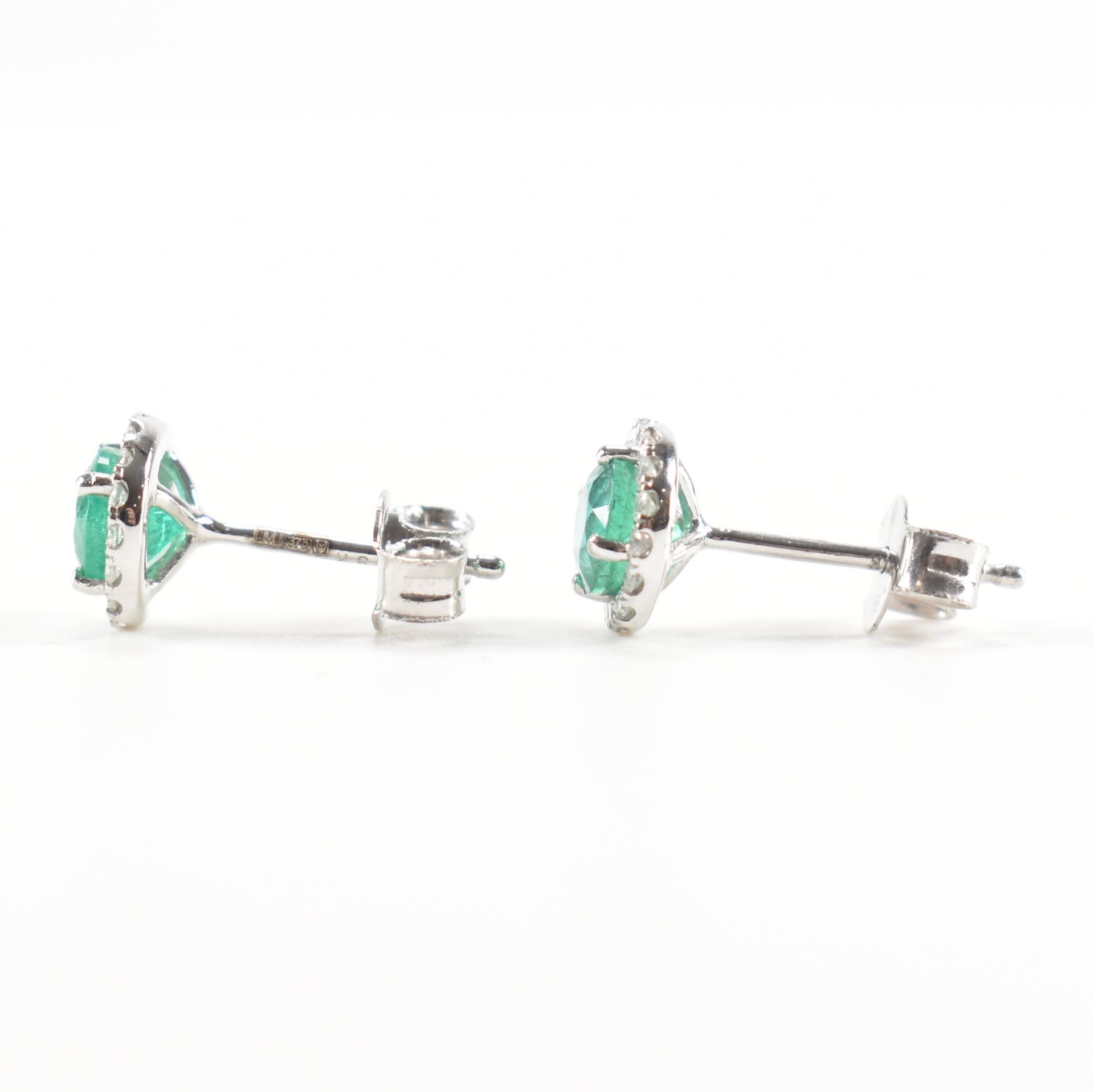 PAIR OF EMERALD & DIAMOND STUD EARRINGS - Bild 4 aus 11