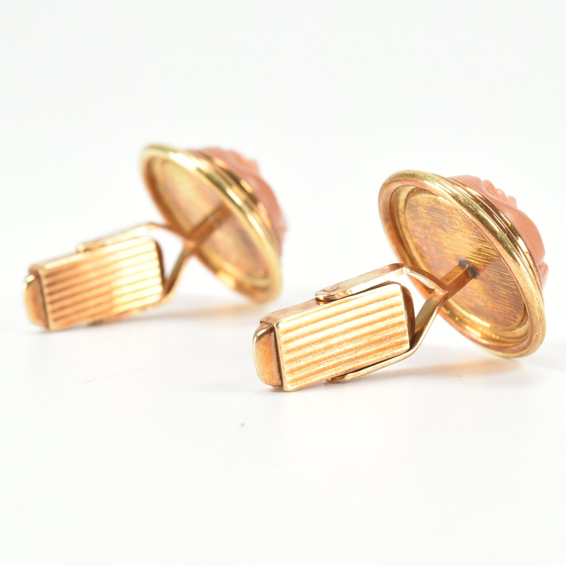 PAIR OF 18CT GOLD & MOONSTONE CUFFLINKS - Image 5 of 7