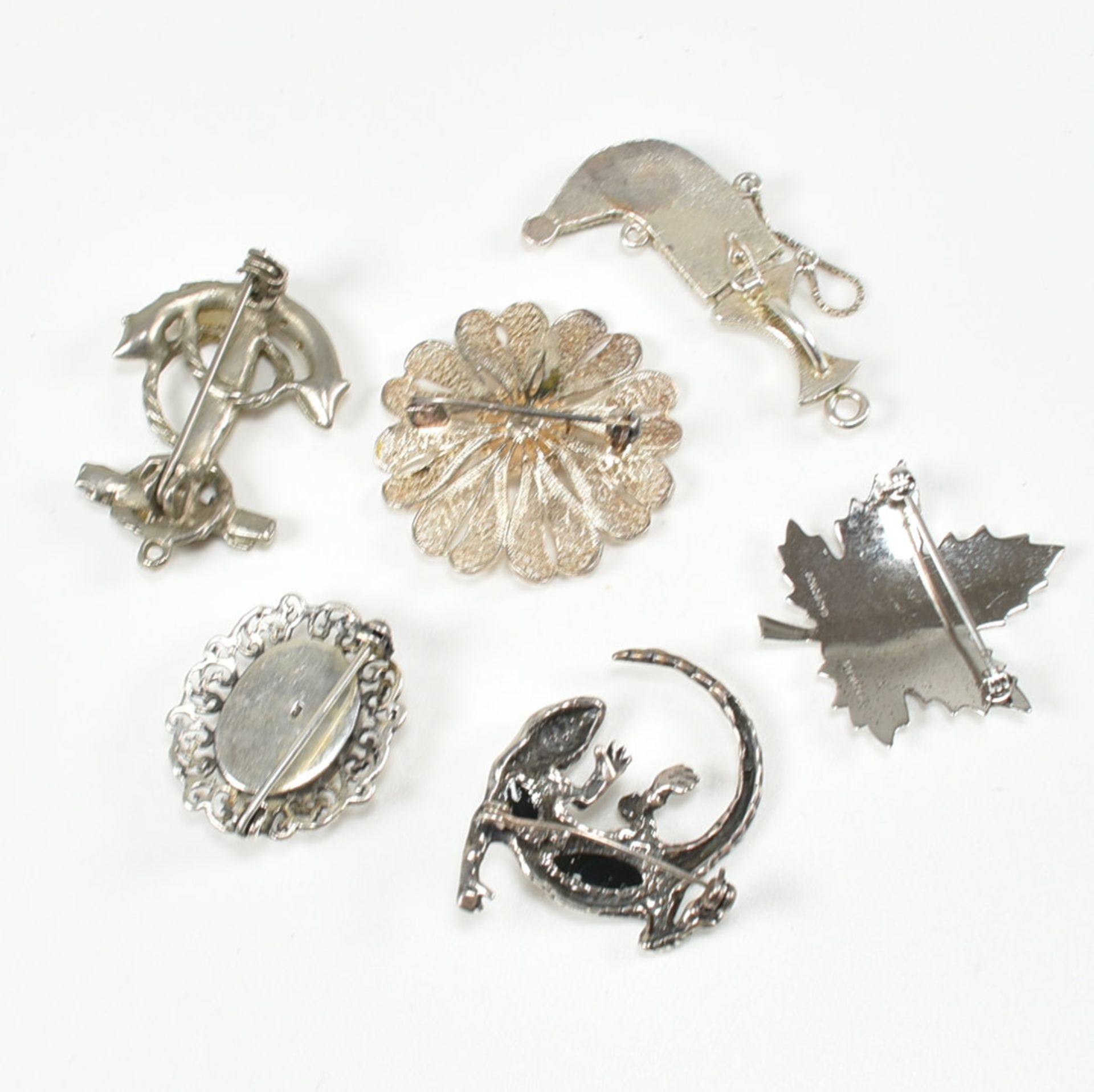 COLLECTION OF ASSORTED SILVER & WHITE METAL BROOCH PINS - Bild 5 aus 5