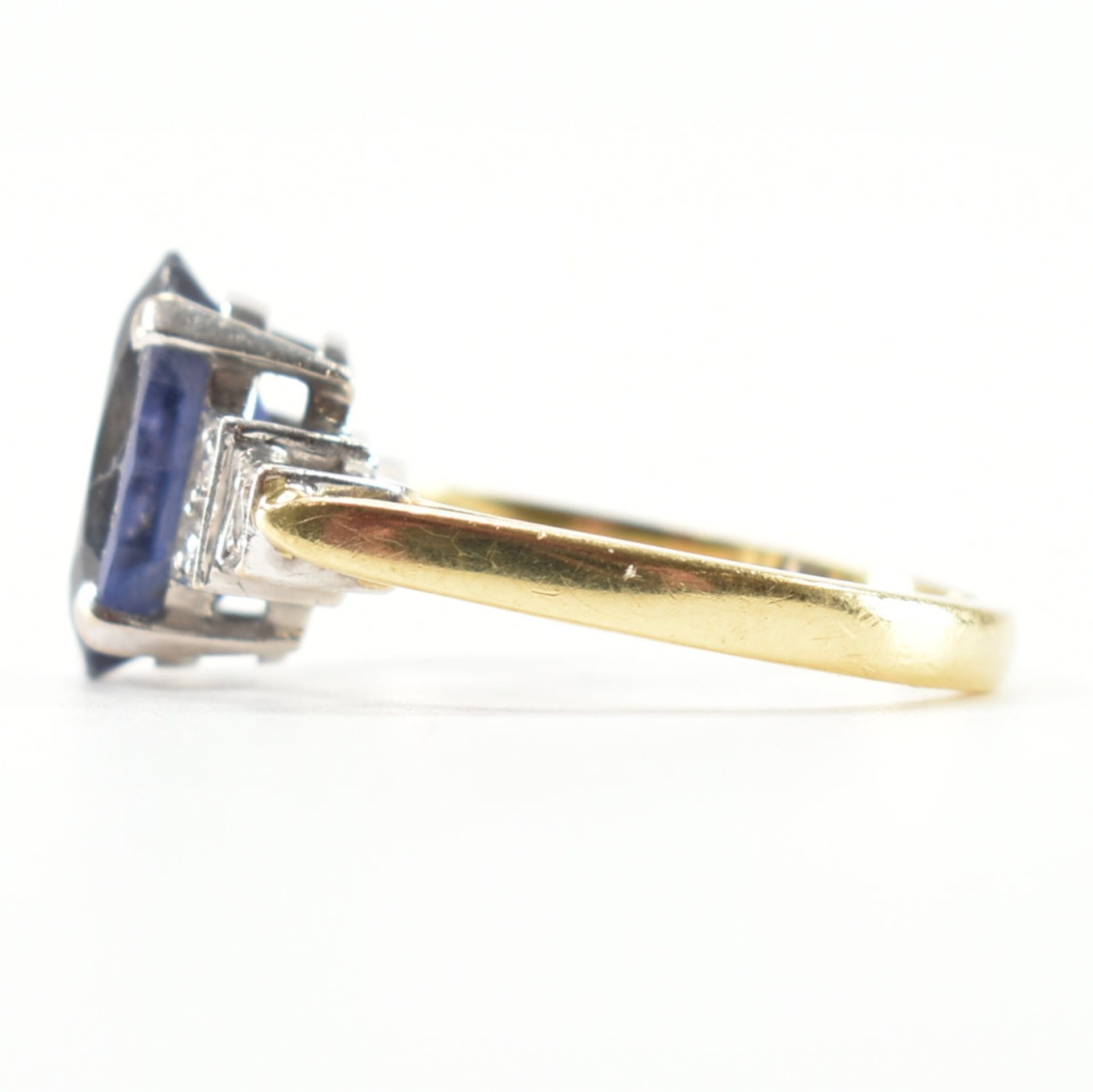 HALLMARKED 18CT GOLD IOLITE & DIAMOND RING - Image 2 of 8