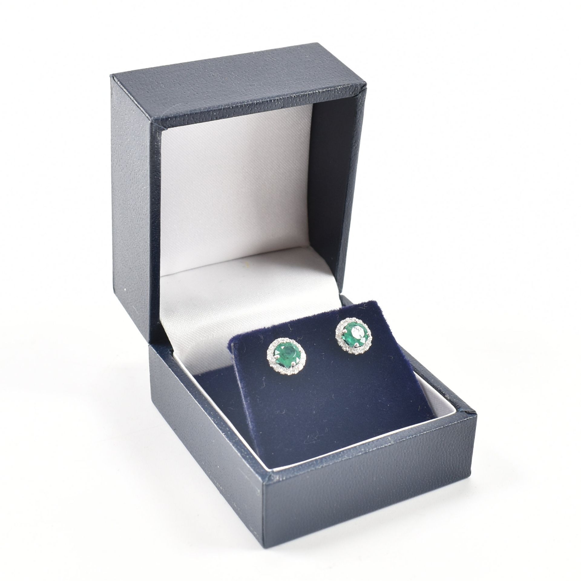 PAIR OF EMERALD & DIAMOND STUD EARRINGS - Bild 10 aus 11