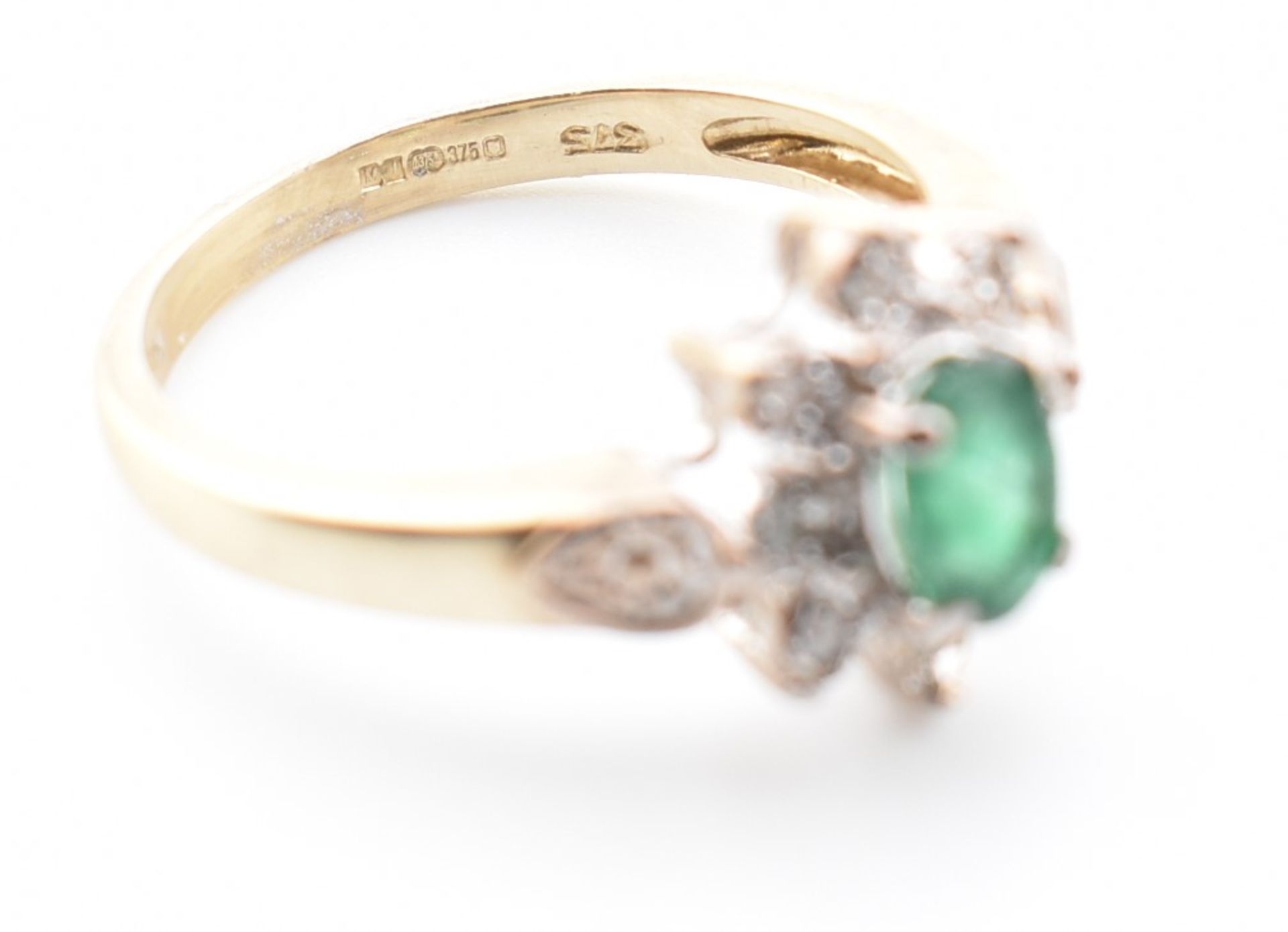 HALLMARKED 9CT GOLD EMERALD & DIAMOND CLUSTER RING - Bild 2 aus 9