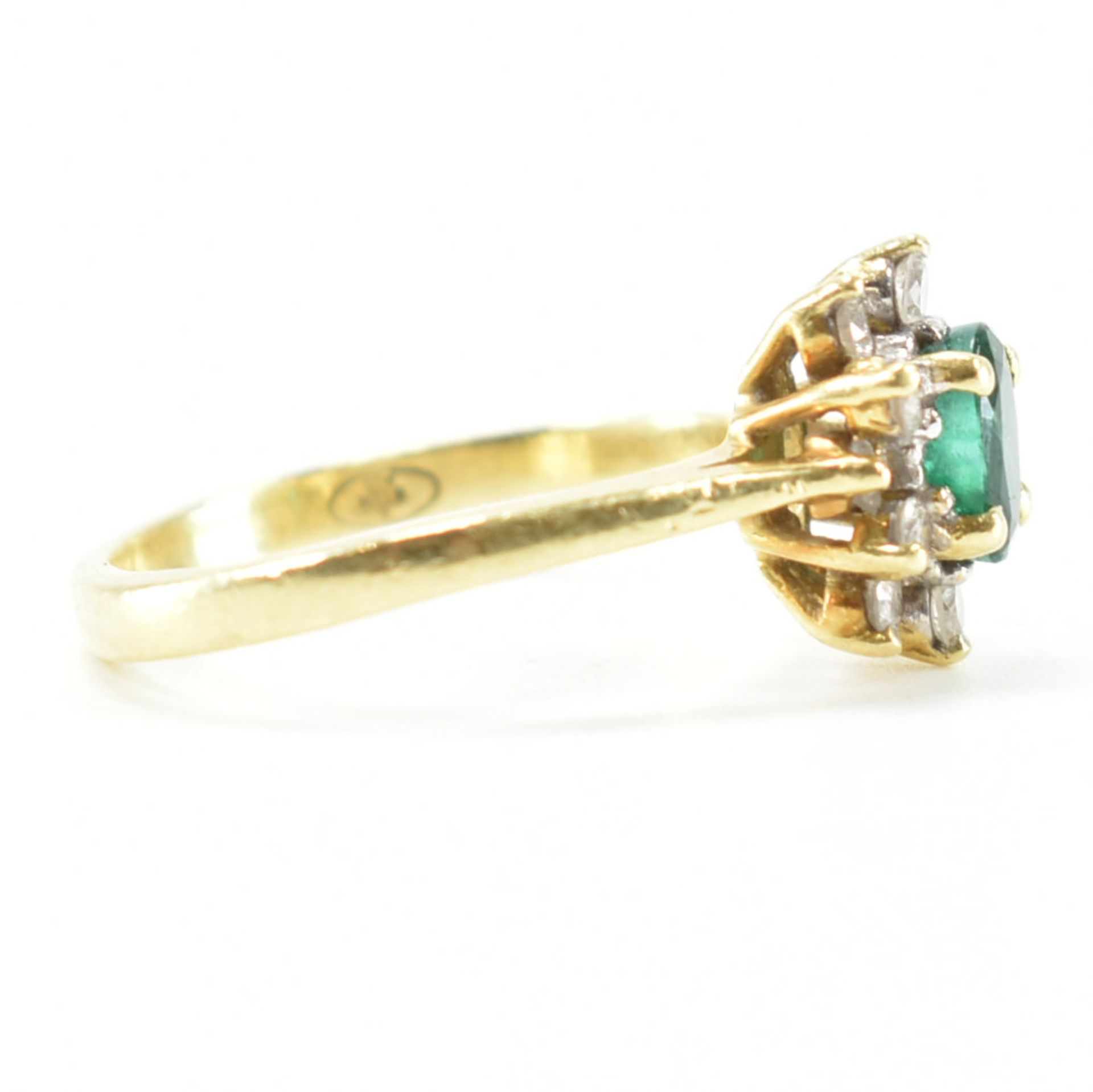 18CT GOLD EMERALD & DIAMOND HALO RING - Bild 5 aus 9