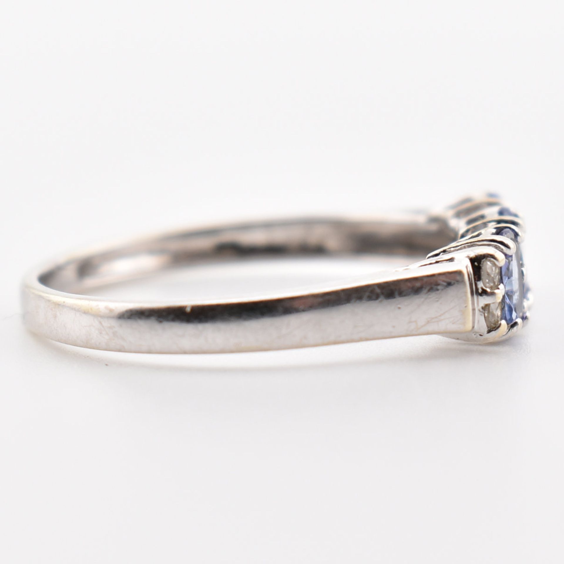 HALLMARKED 9CT WHITE GOLD TANZANITE & DIAMOND RING - Image 5 of 7