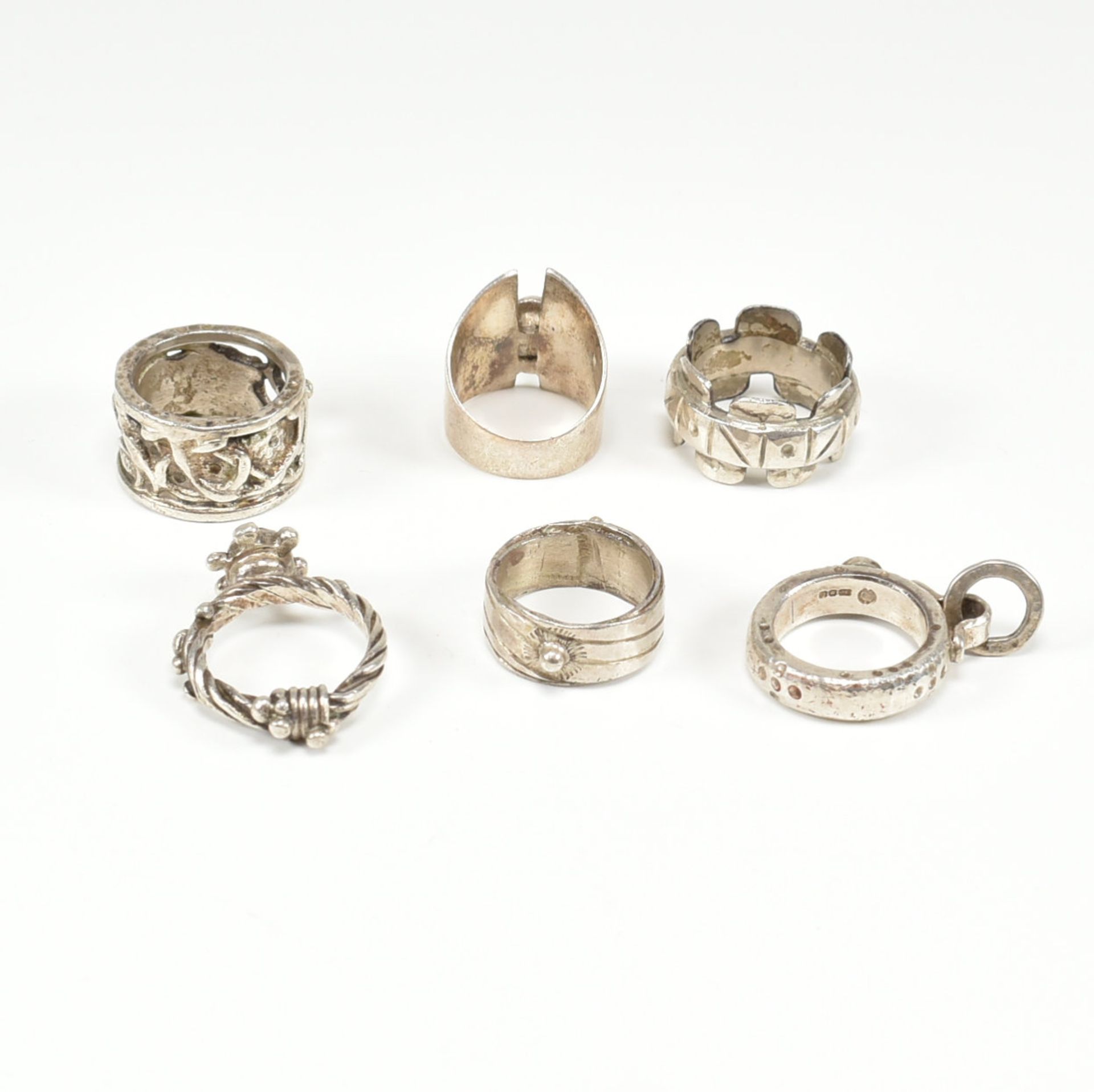 COLLECTION OF ASSORTED SILVER RINGS - Bild 5 aus 5