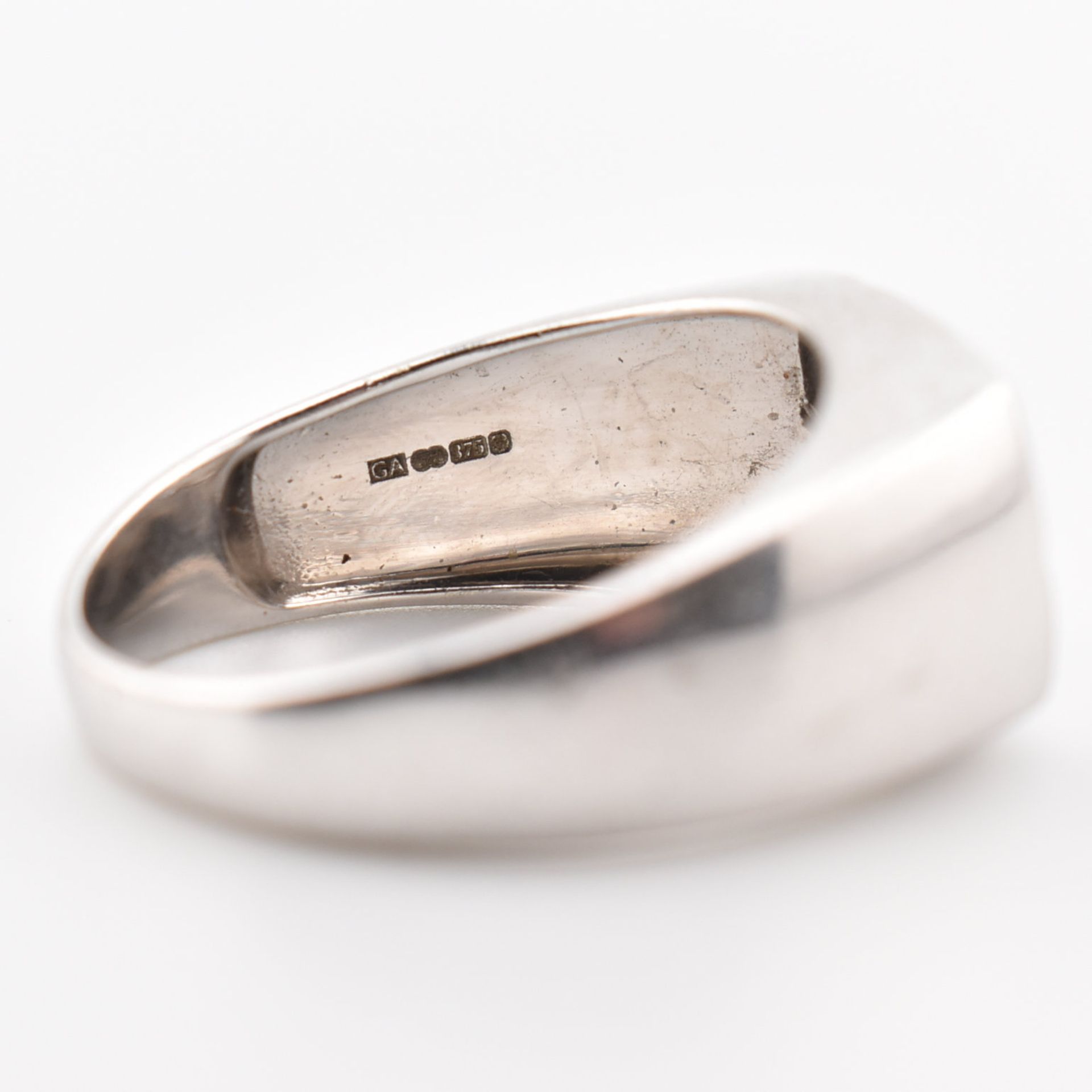 HALLMARKED 9CT WHITE GOLD & DIAMOND SIGNET RING - Image 7 of 7